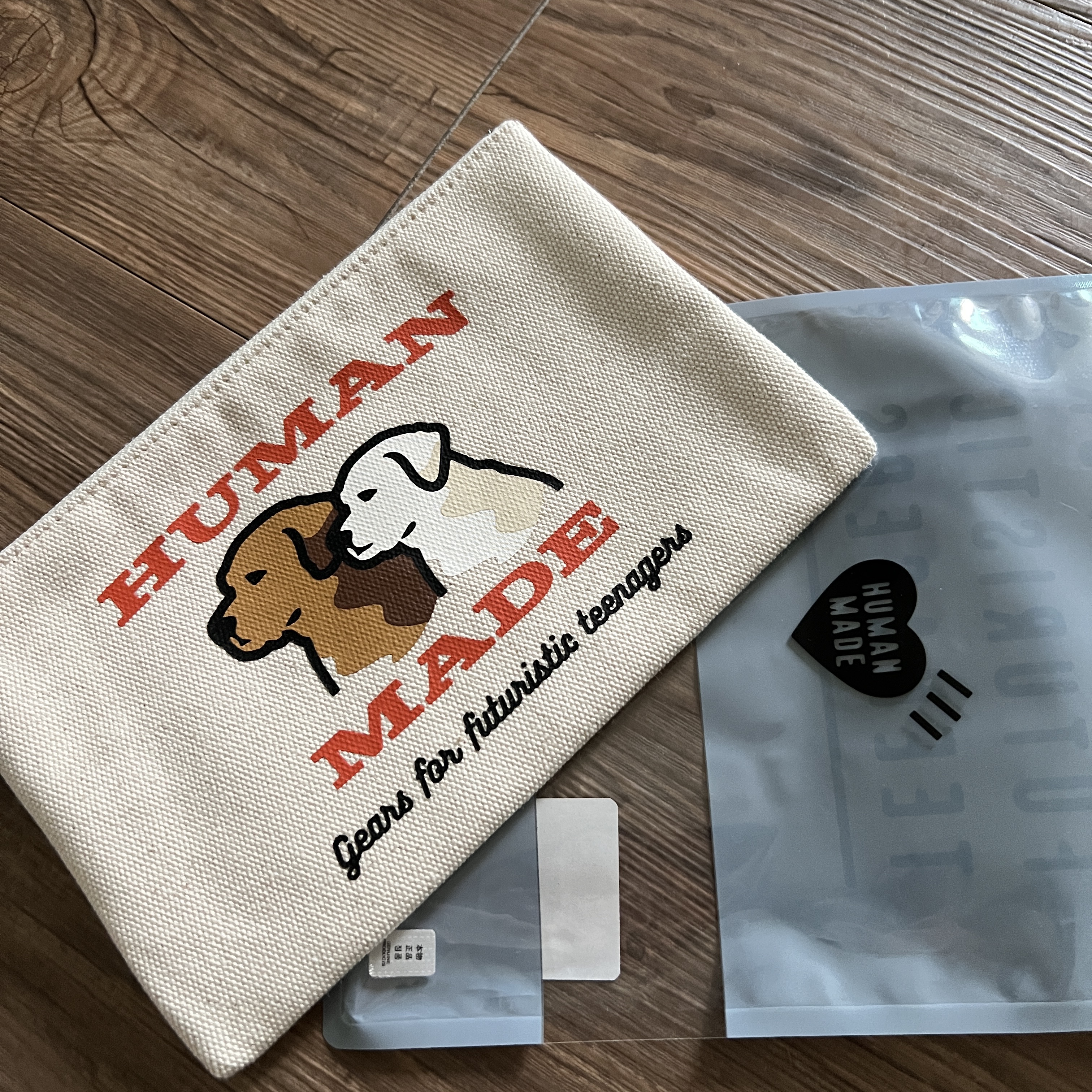 Human Made Bank Pouch White, Human Made Flying Duck Keyring Silver 착용 스타일 - 3