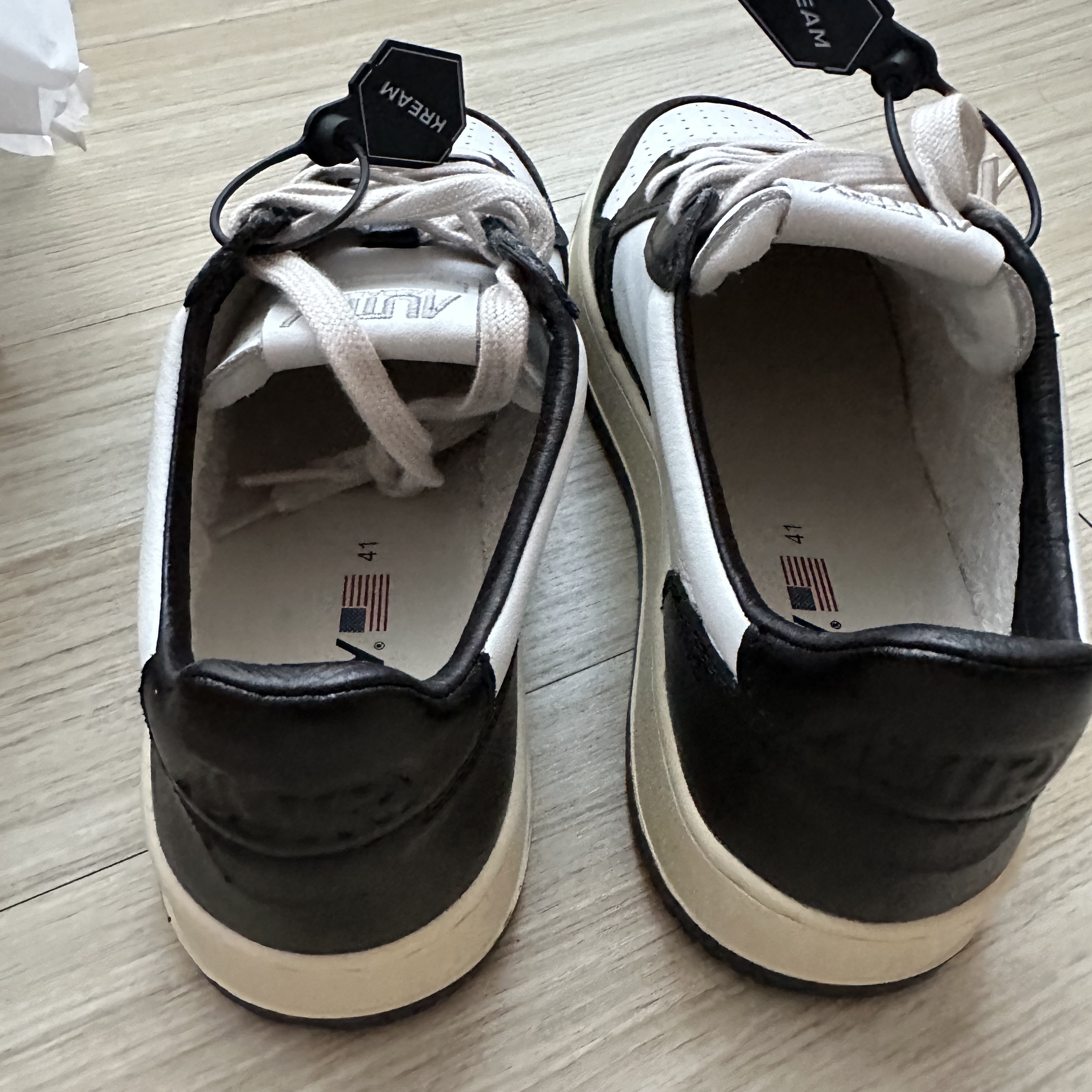 Autry Medalist Low Leather Sneakers Black White 착용 스타일 - 2