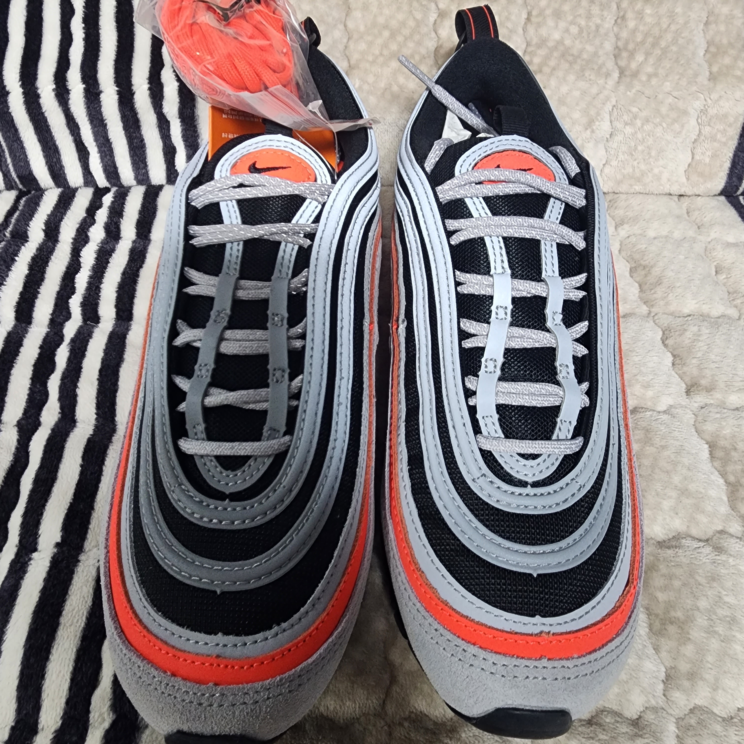 Nike Air Max 97 Wolf Grey Radiant Red 착용 스타일 - 1