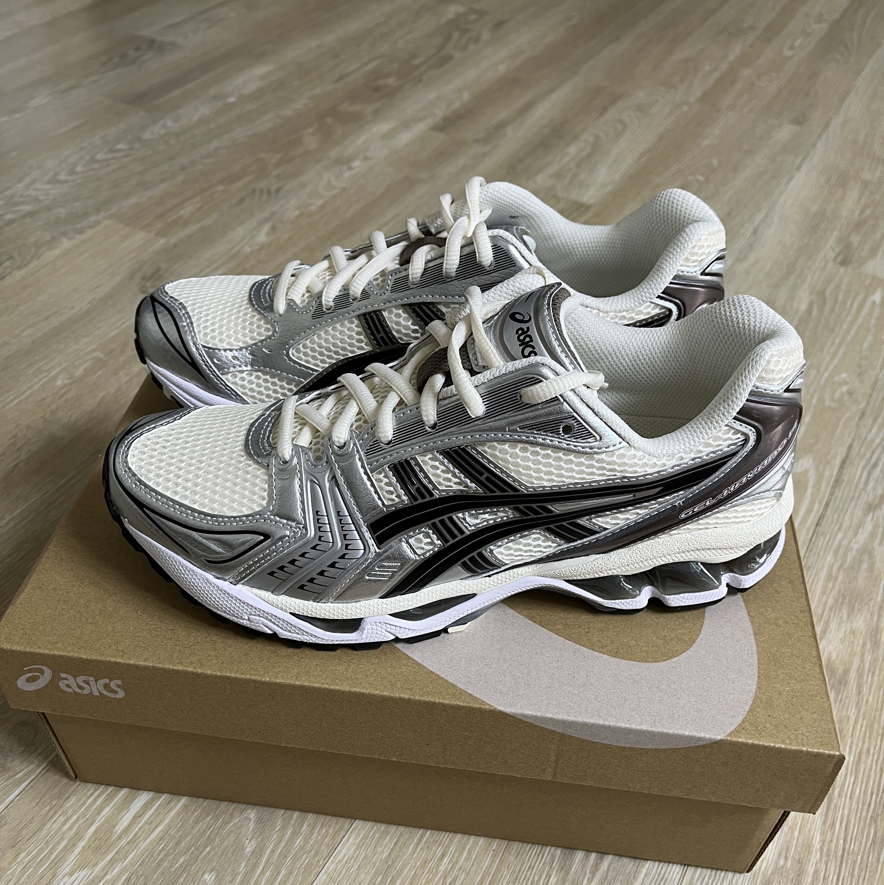Asics Gel-Kayano 14 Cream Black 착용 스타일 - 3