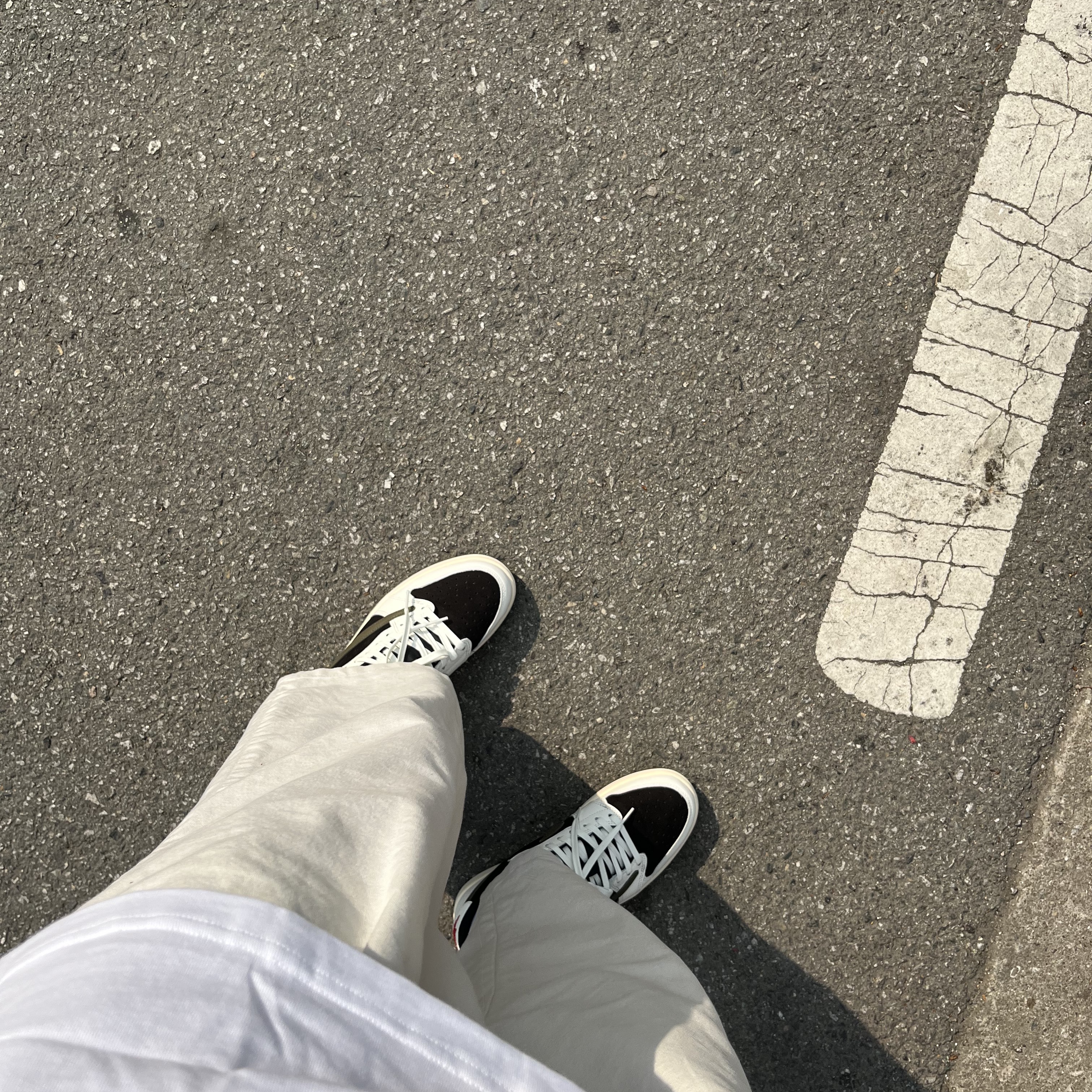 (W) Jordan 1 x Travis Scott Retro Low OG SP Medium Olive, Nike x Stussy T-Shirt White (DV1774-100) 착용 스타일