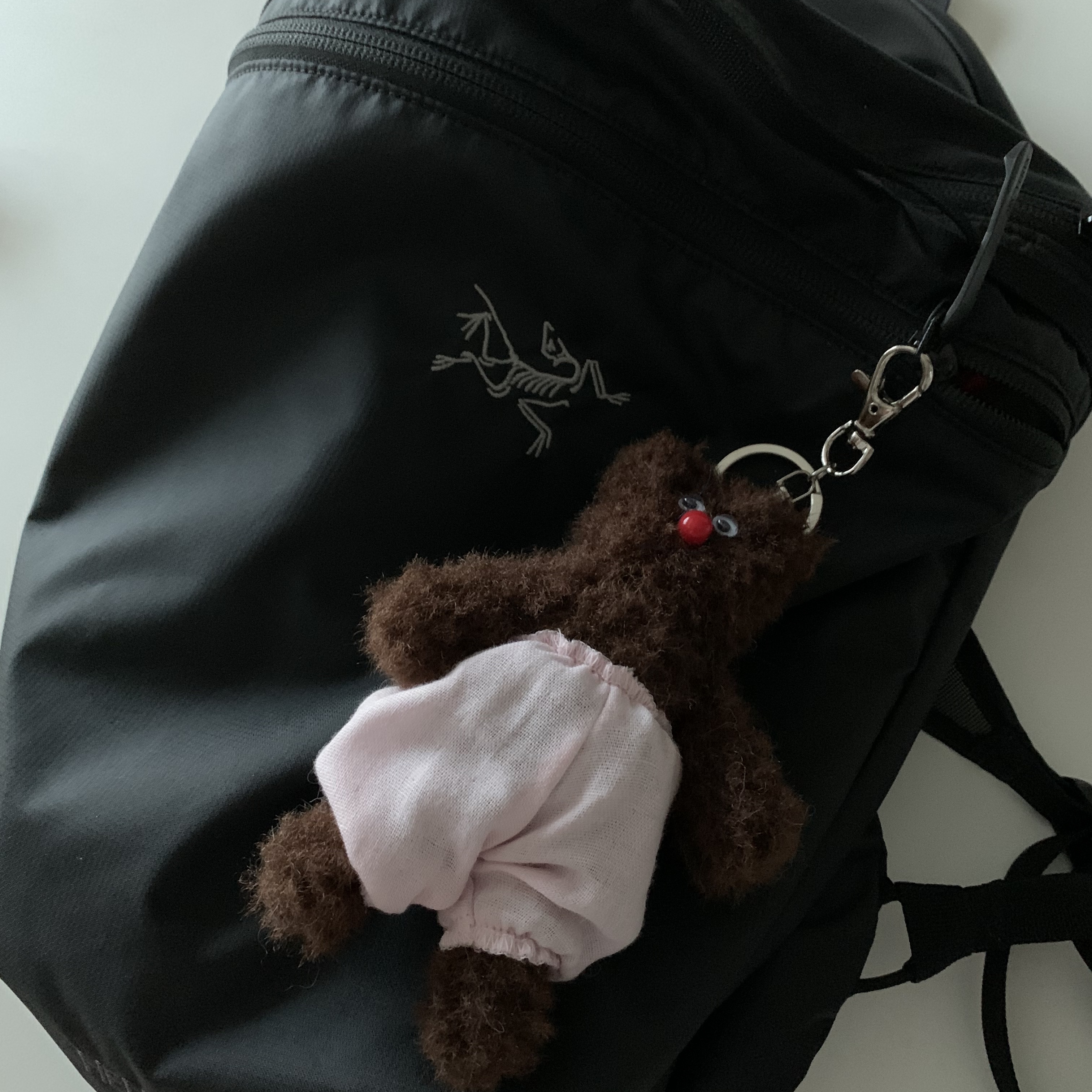 [KREAM 단독] Monamhee Bred Keyring with Pink Pants Brown 착용 스타일 - 3