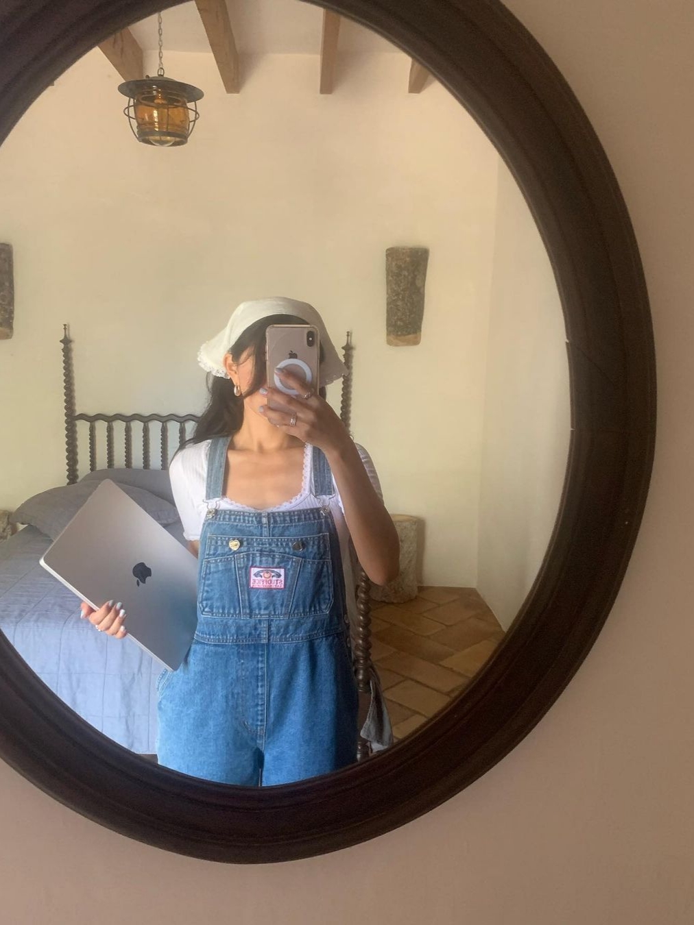[KREAM 단독] STU Women Denim Overall Mid Blue, [KREAM 단독] STU Women Linen Head-kerchief White 착용 스타일 - 1