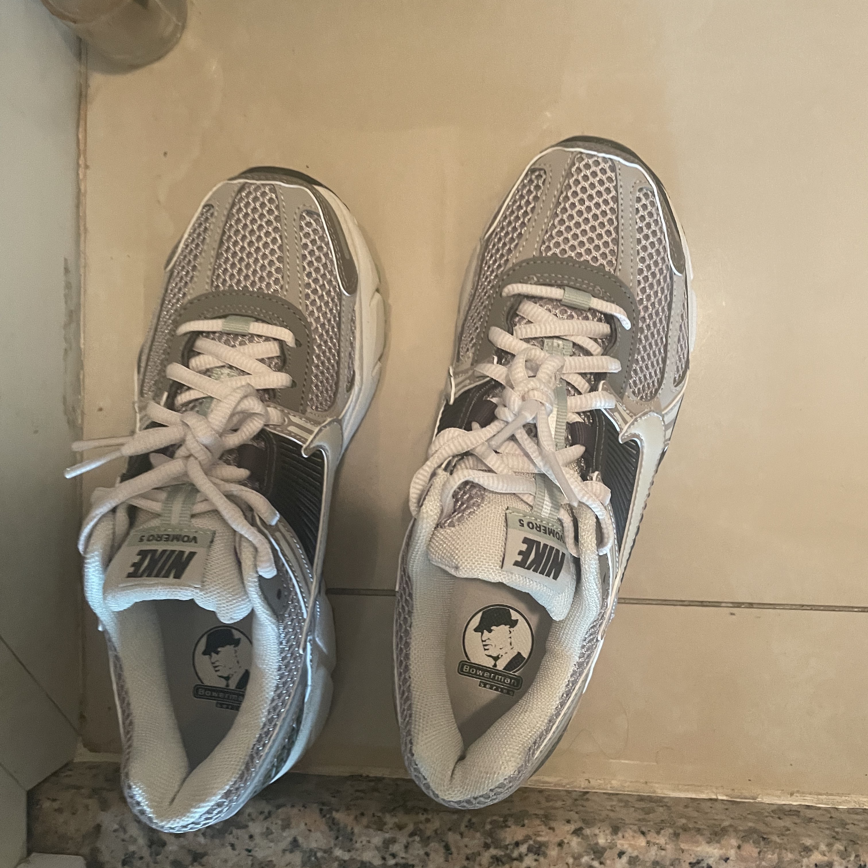 (W) Nike Zoom Vomero 5 Cobblestone and Flat Pewter 착용 스타일 - 1