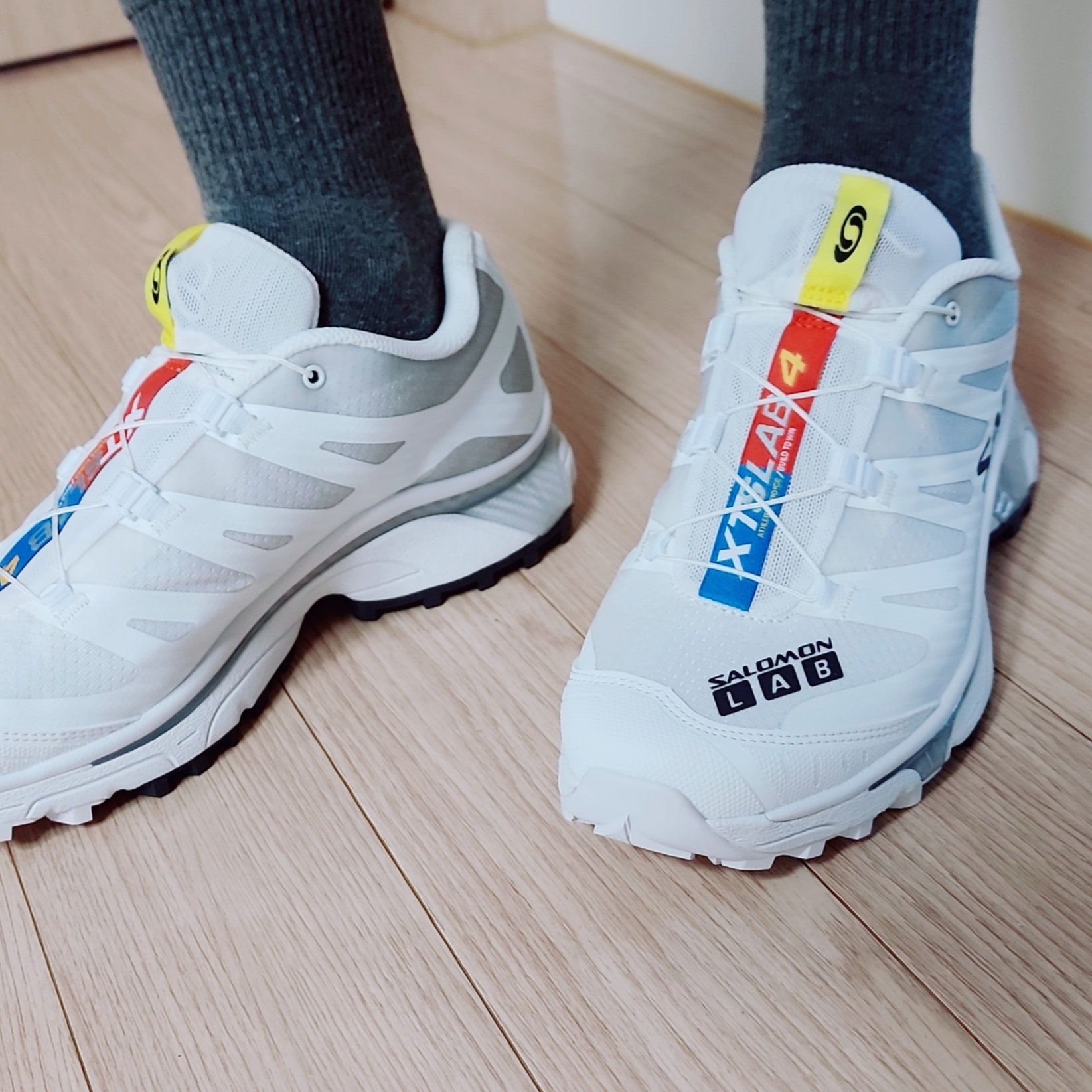 Salomon XT-4 White Lunar Rock 착용 스타일 - 3