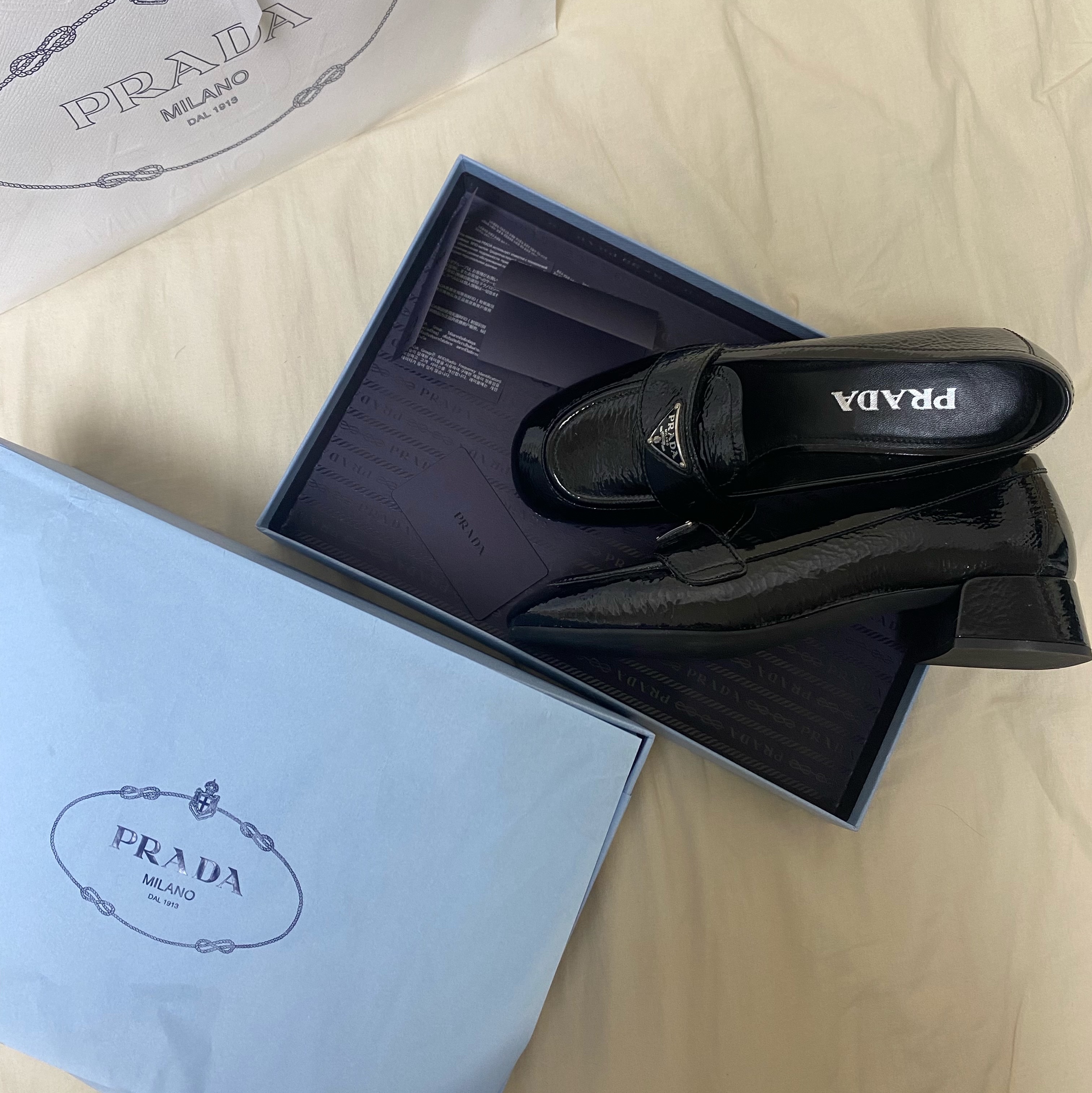 (W) Prada Patent Leather Loafers Black 착용 스타일 - 1