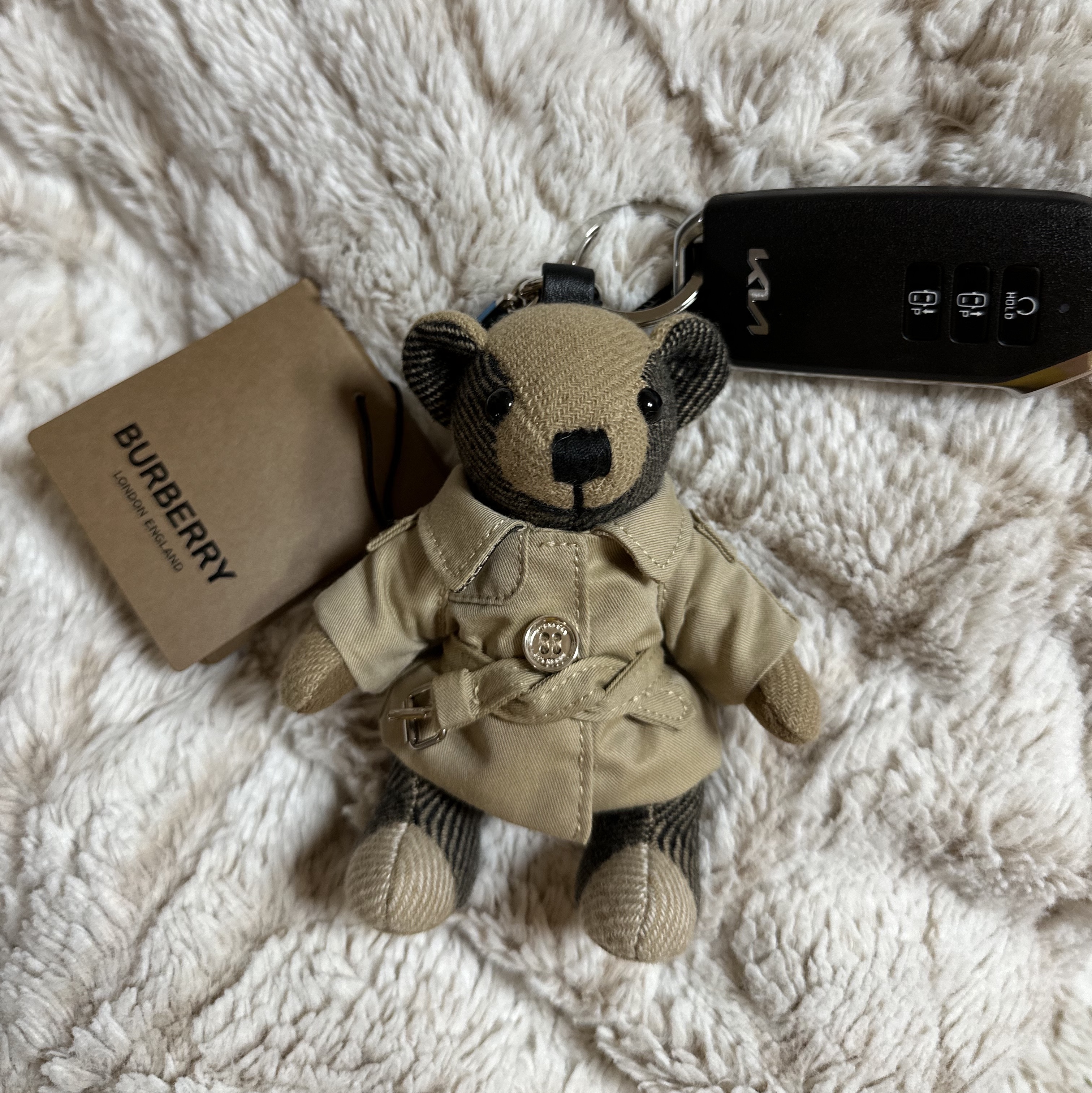 Burberry Thomas Bear Charm in Trench Coat Archive Beige 착용 스타일