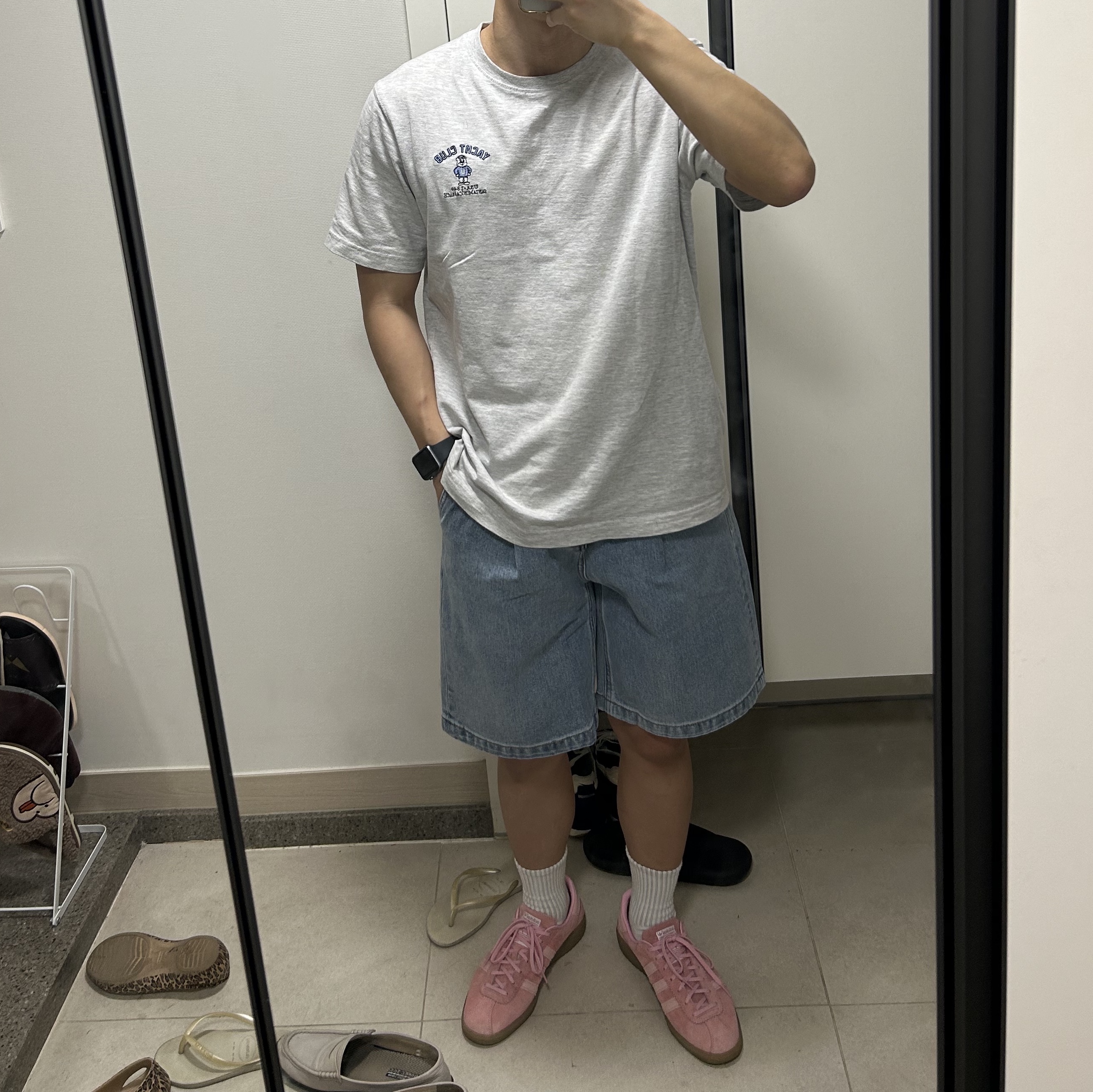 Adidas Bermuda Glow Pink 착용 스타일