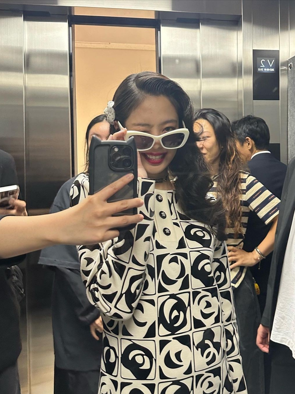 Chanel Cat Eye Sunglasses Acetate Glass Pearls & White Frame Grey Gradient Lenses International FIt 착용 스타일