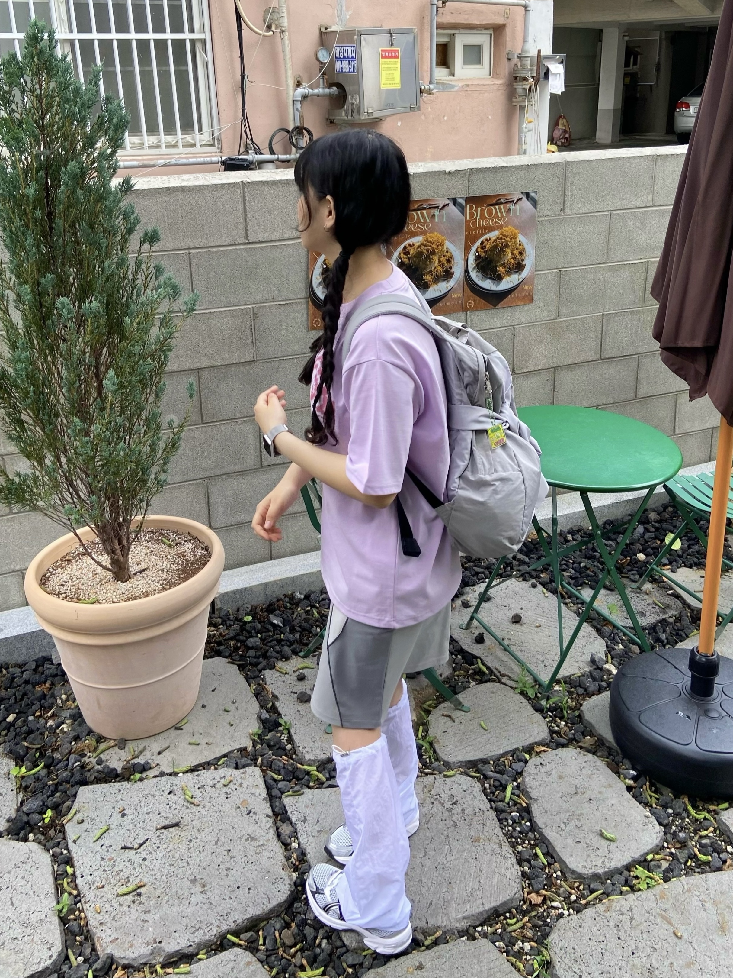 Art of Field Unbalanced Midi Skirt Light Gray, Art of Field Big Symbol Short Sleeve T-Shirt Pink 착용 스타일 - 5