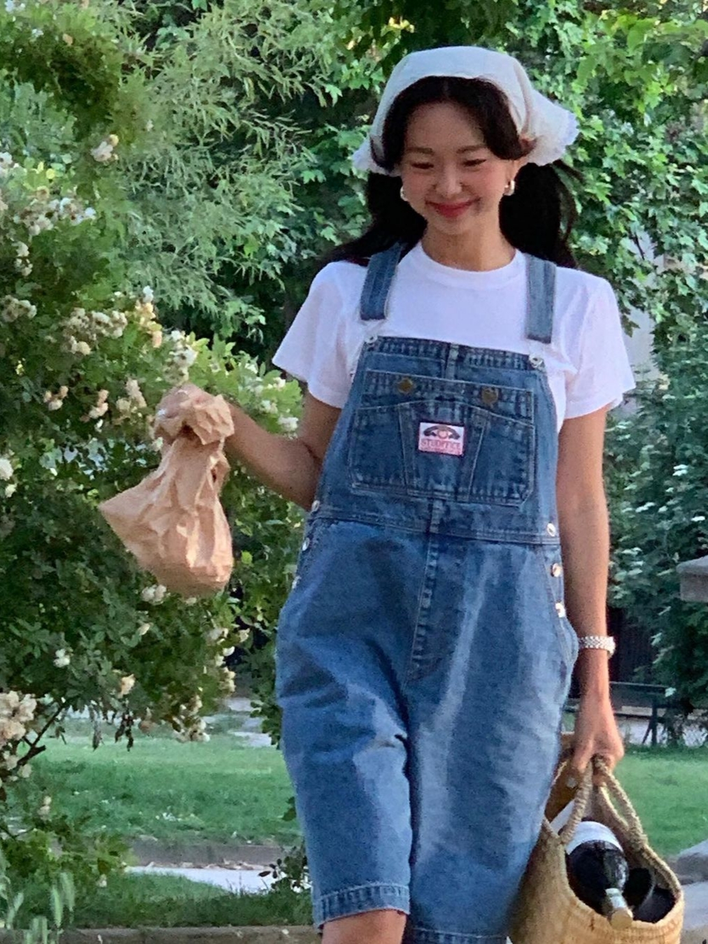 [KREAM 단독] STU Women Denim Overall Mid Blue, [KREAM 단독] STU Women Linen Head-kerchief White 착용 스타일 - 1