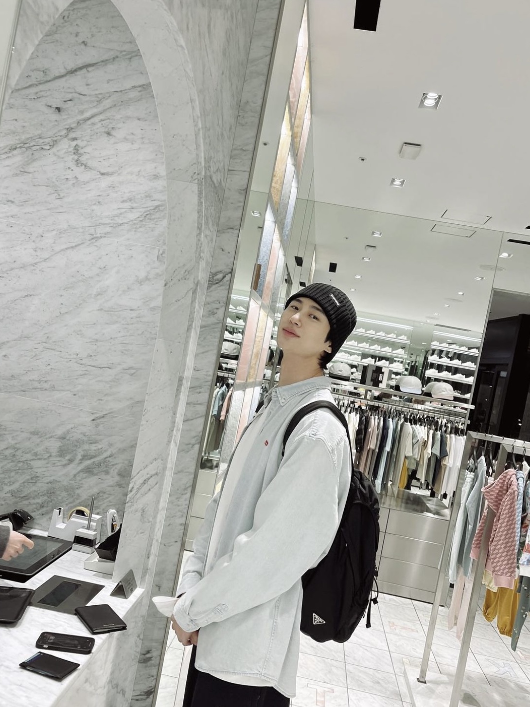 Supreme Overdyed Beanie Black 착용 스타일 - 5