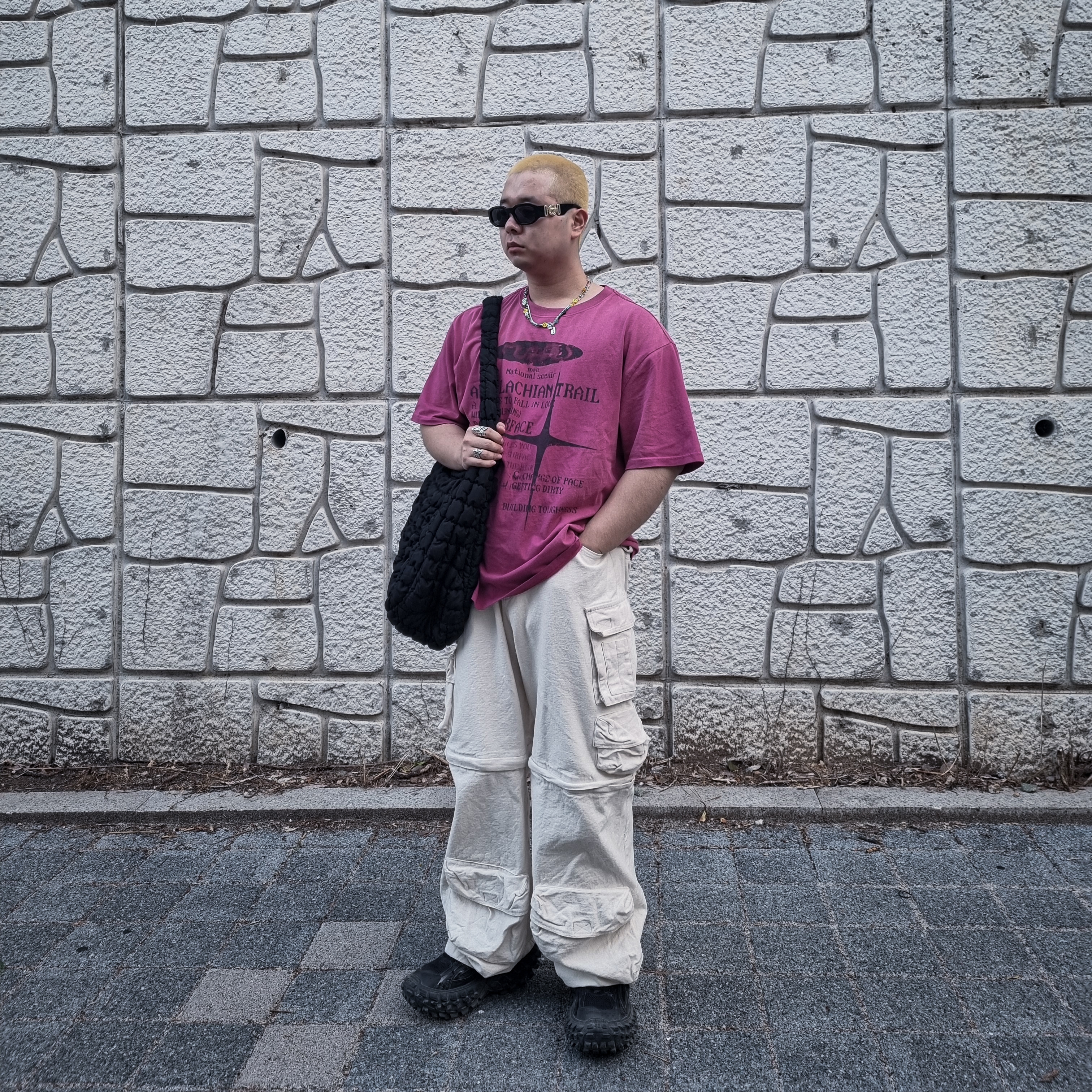 COS Quilted Oversized Shoulder Bag Black, Balenciaga Defender Sneakers Black 착용 스타일 - 1