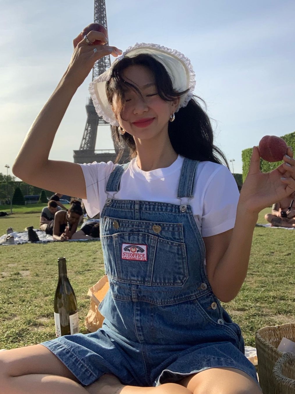 [KREAM 단독] STU Women Linen Head-kerchief White, [KREAM 단독] STU Women Denim Overall Mid Blue 착용 스타일 - 1