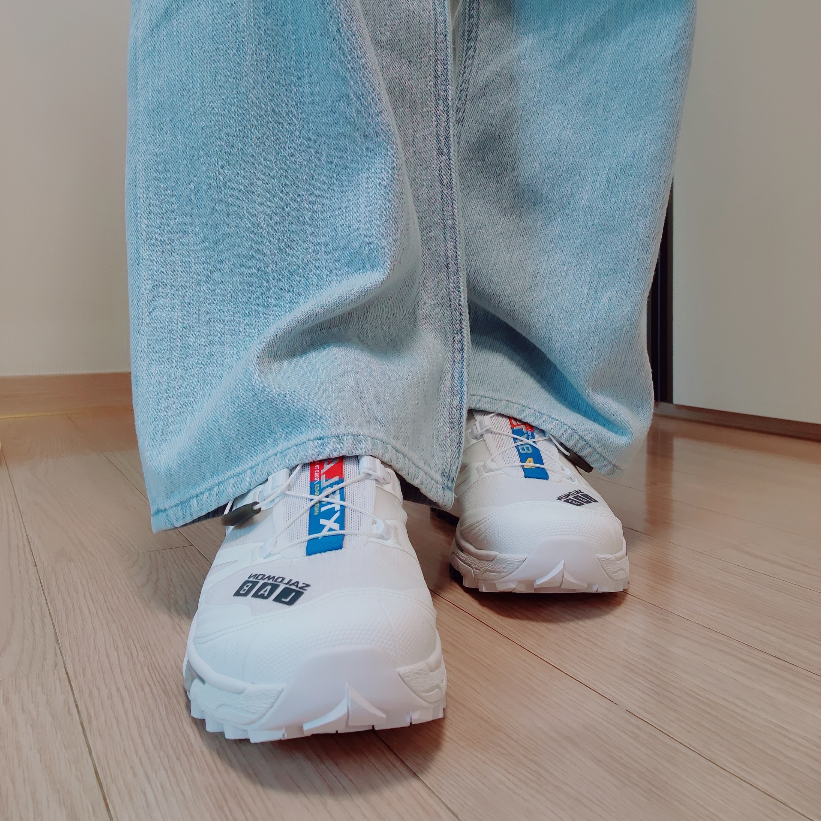 Salomon XT-4 White Lunar Rock 착용 스타일 - 4