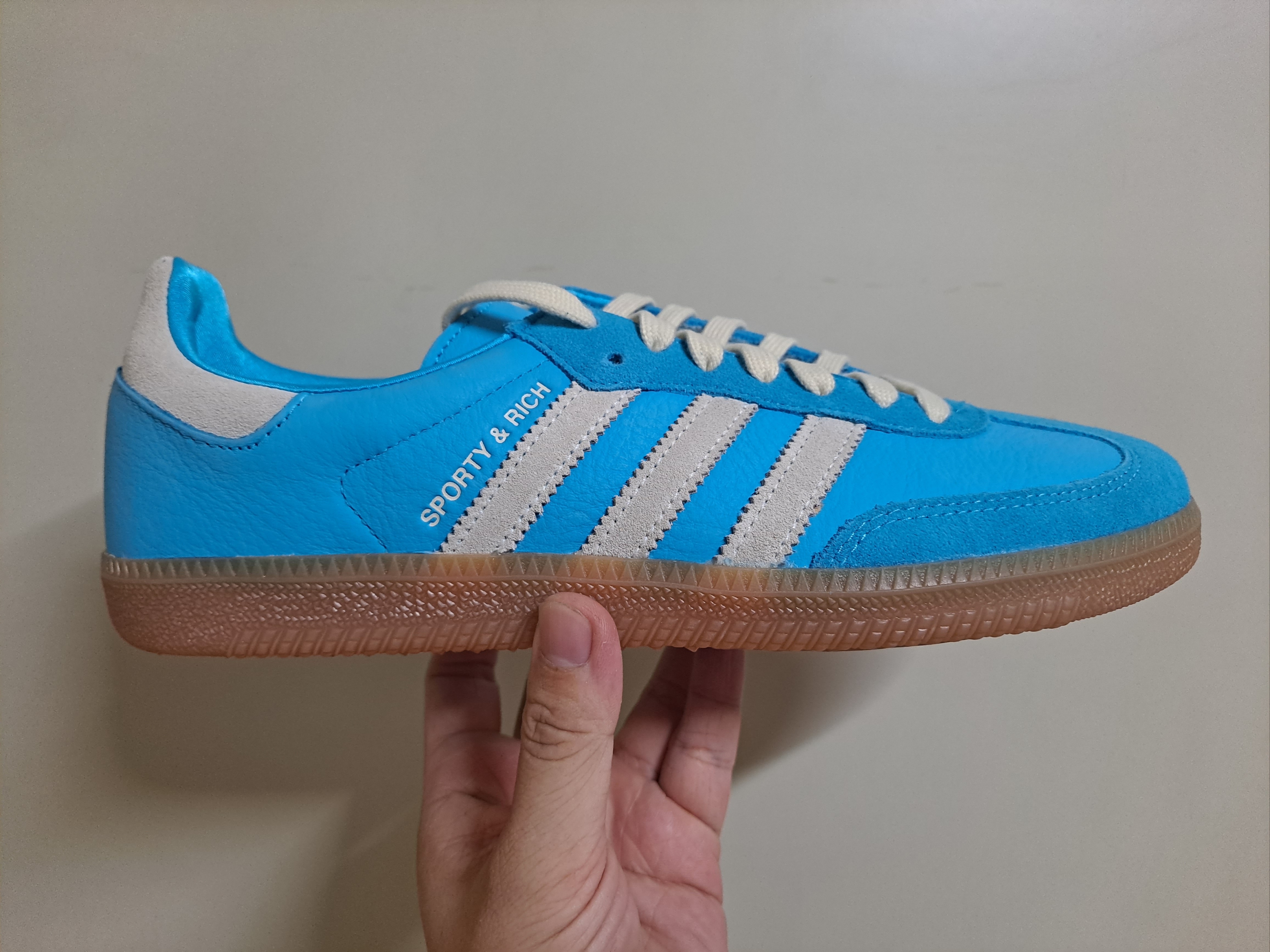 Adidas x Sporty & Rich Samba Blue Rush Cream White 착용 스타일 - 3