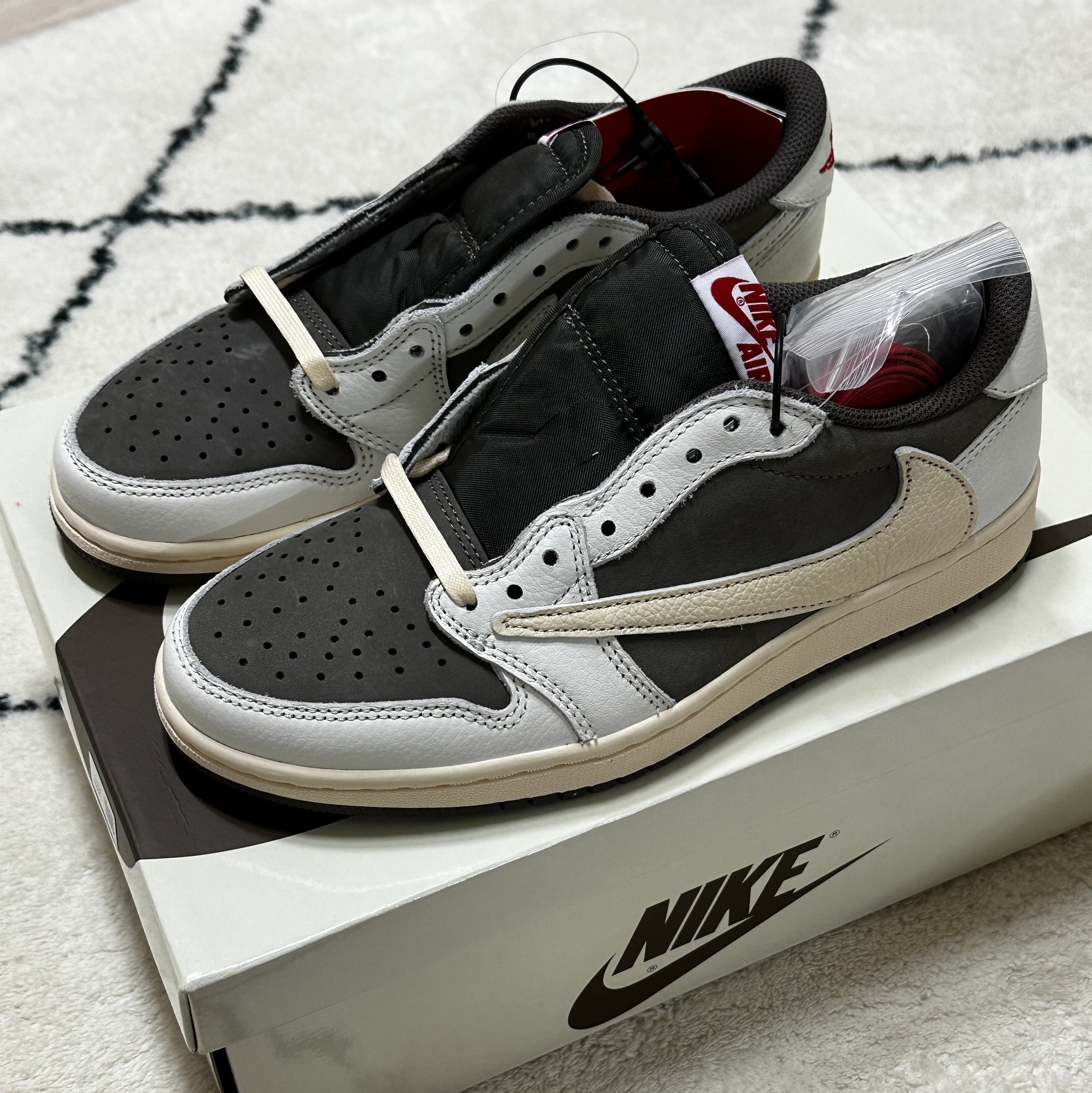 Jordan 1 x Travis Scott Retro Low OG SP Sail and Ridgerock 착용 스타일 - 1