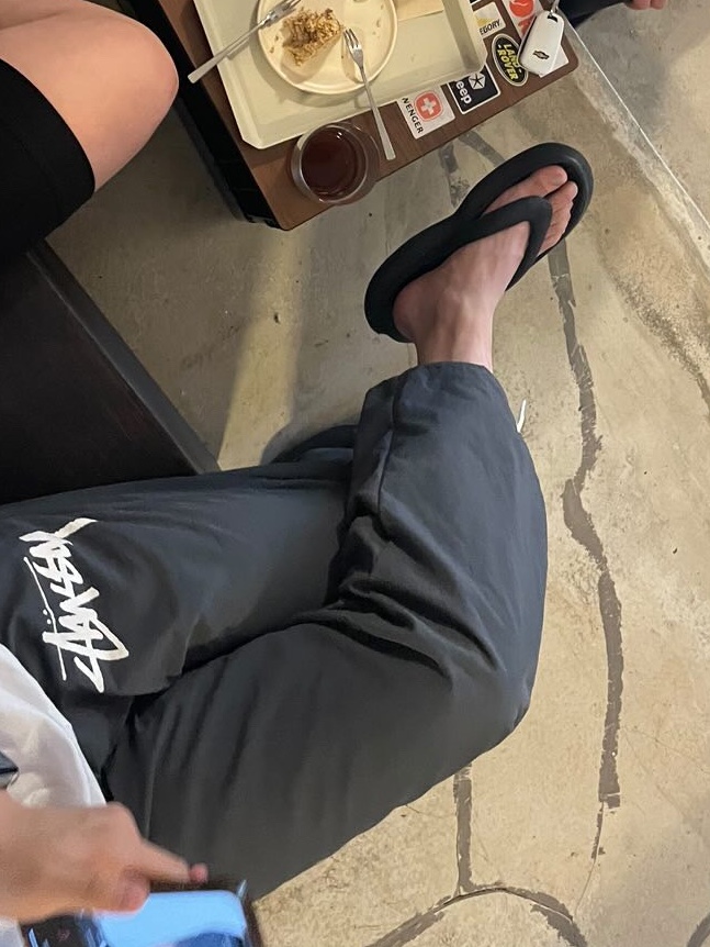 Stussy Basic Stussy T-Shirt White 2022, Nike x Stussy Beach Pants Off Noir 착용 스타일 - 2
