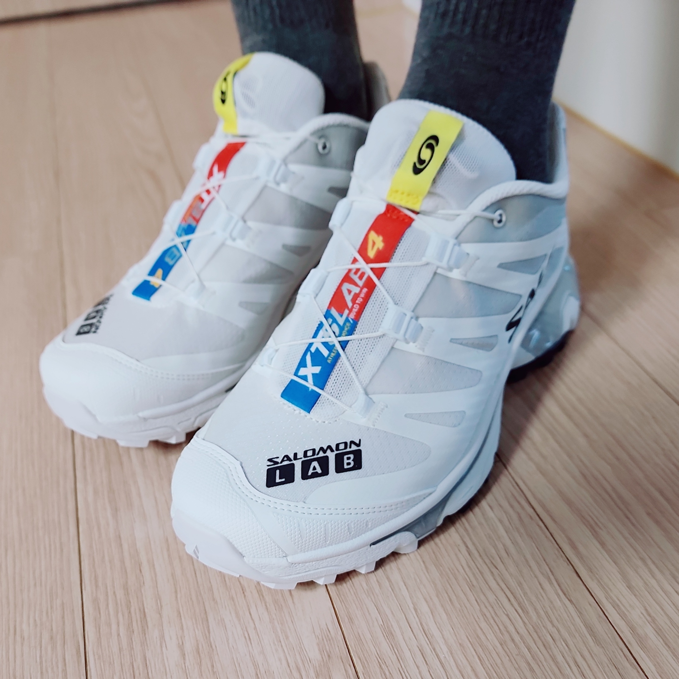 Salomon XT-4 White Lunar Rock 착용 스타일 - 4