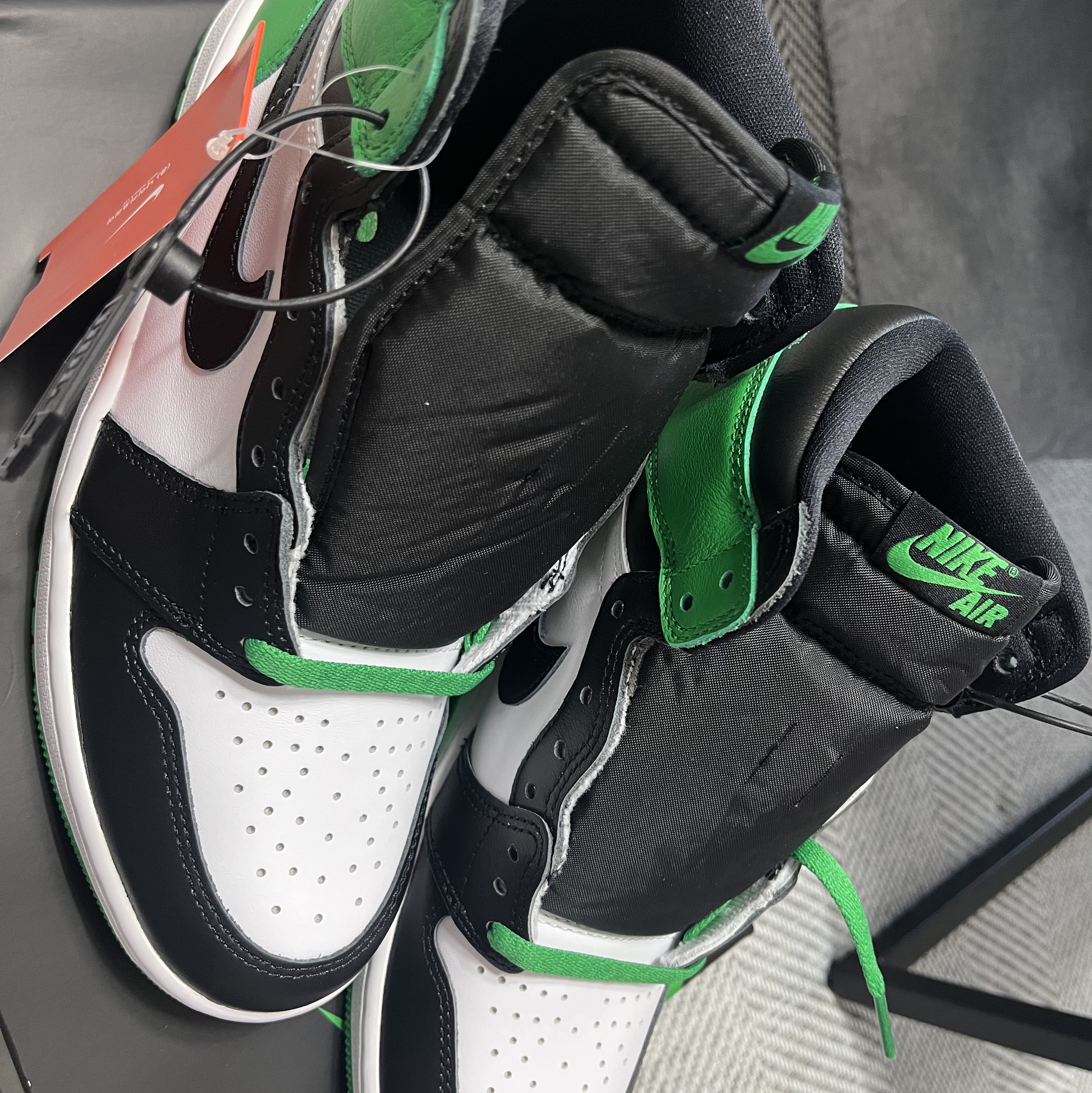 Jordan 1 Retro High OG Black and Lucky Green 착용 스타일 - 1