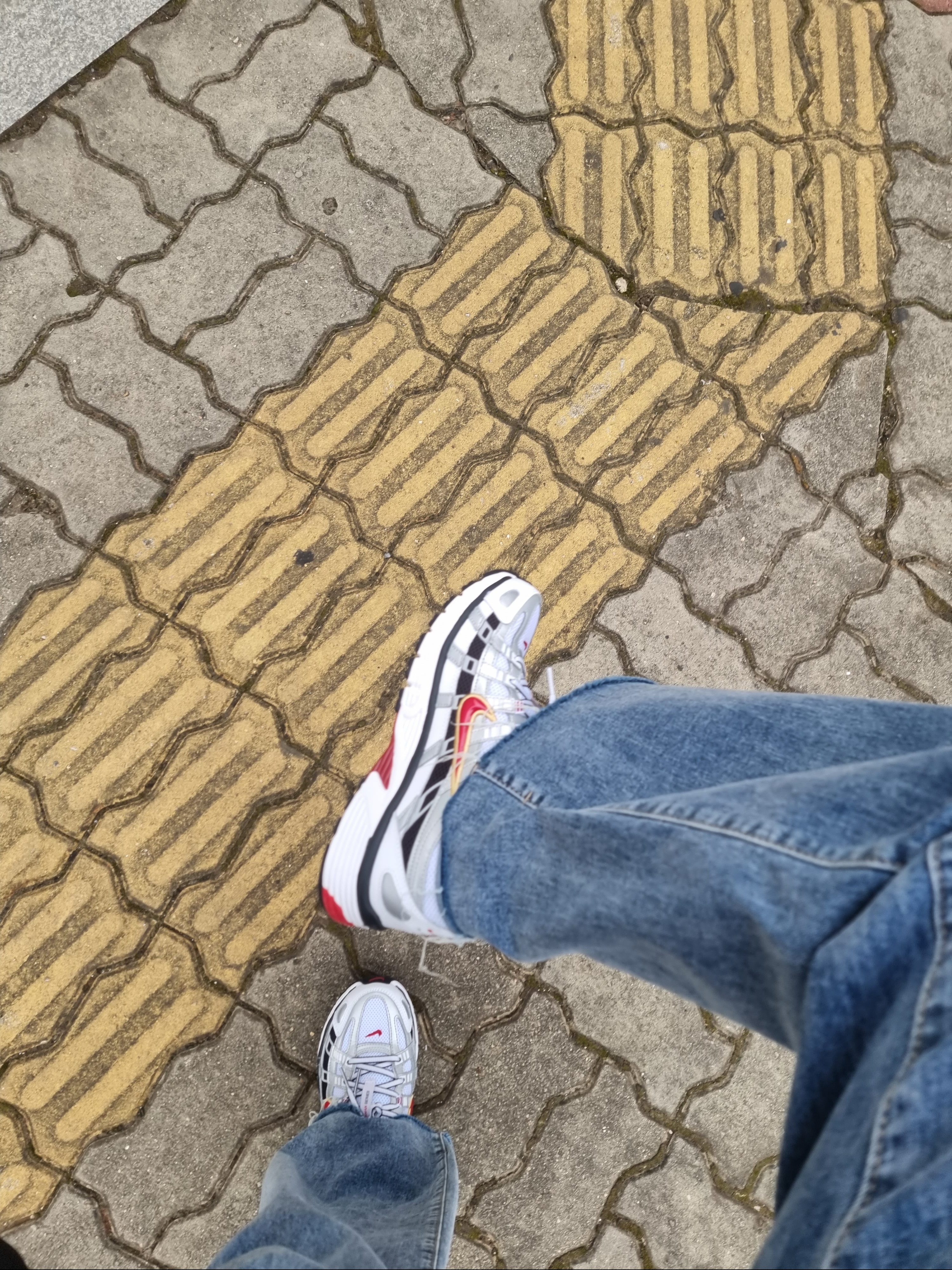 (W) Nike P-6000 Metallic Silver Red 착용 스타일 - 2