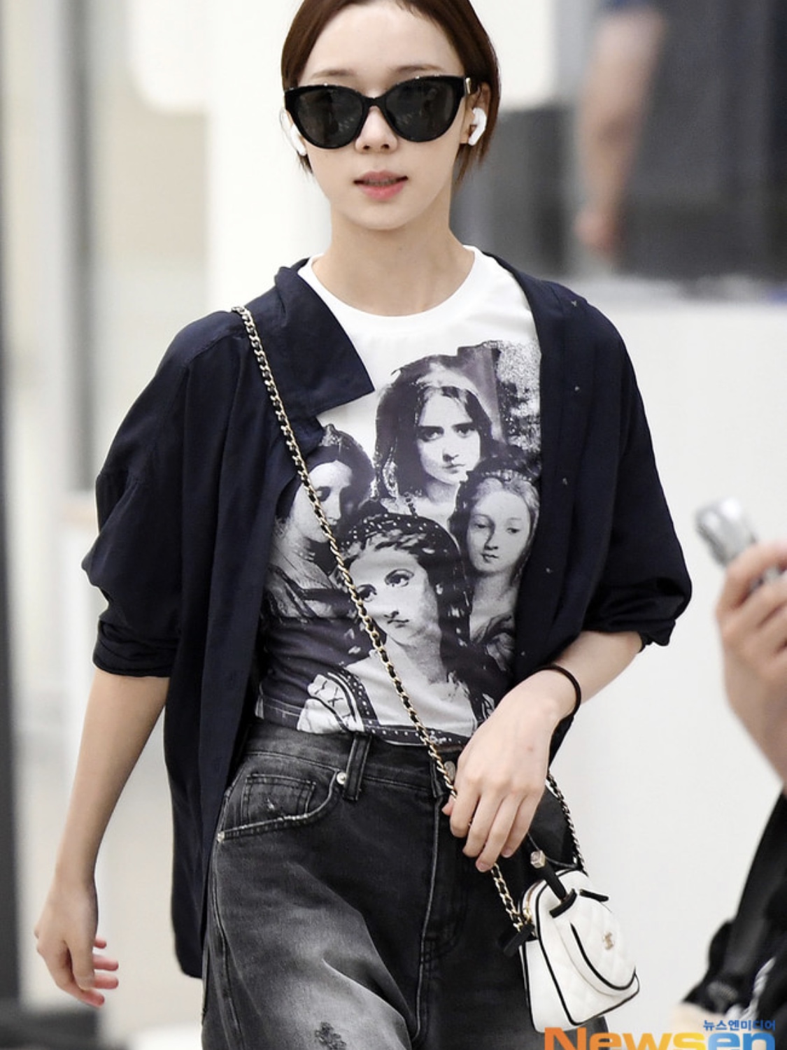Chanel Clutch with Chain Cotton Canvas Calfskin & Gold Blue White 착용 스타일