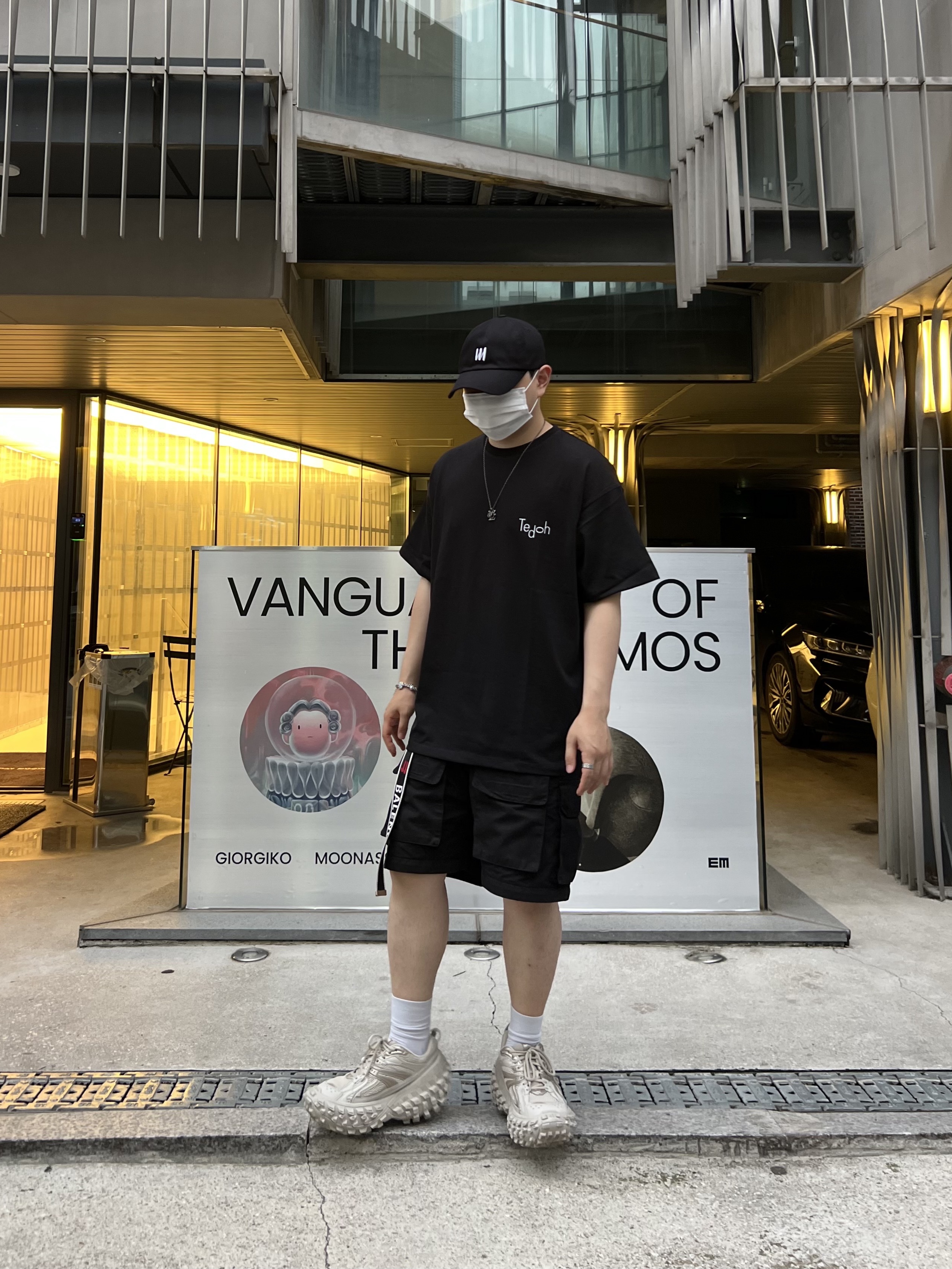 Balenciaga Defender Sneakers Beige 착용 스타일