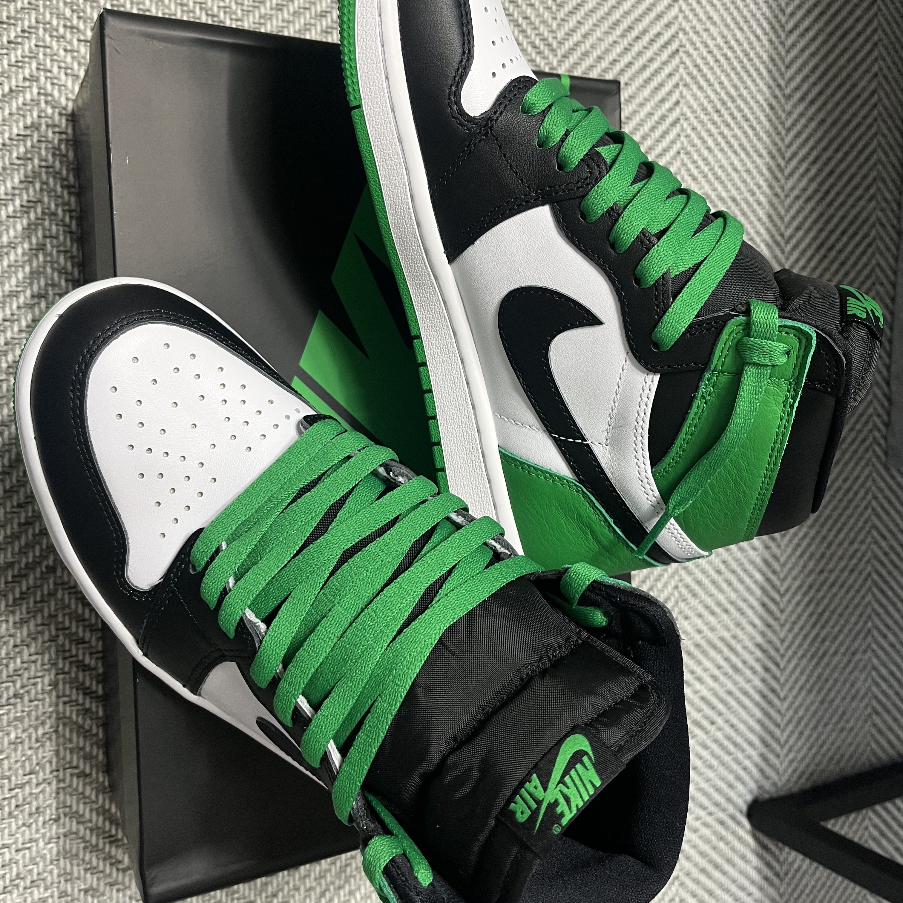 Jordan 1 Retro High OG Black and Lucky Green 착용 스타일 - 2