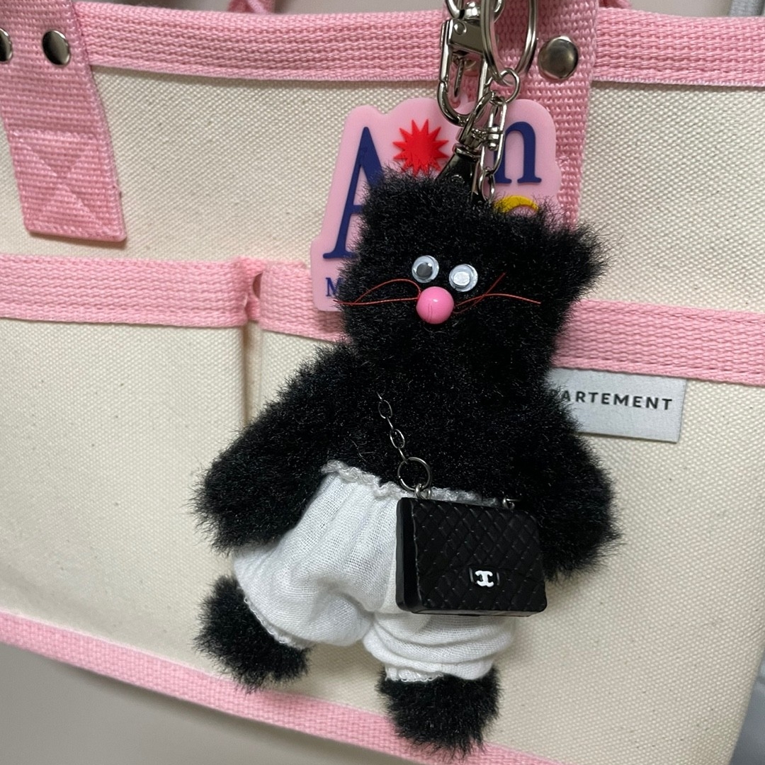 Monamhee Beulpingi Keyring with White Pants Black 착용 스타일 - 1