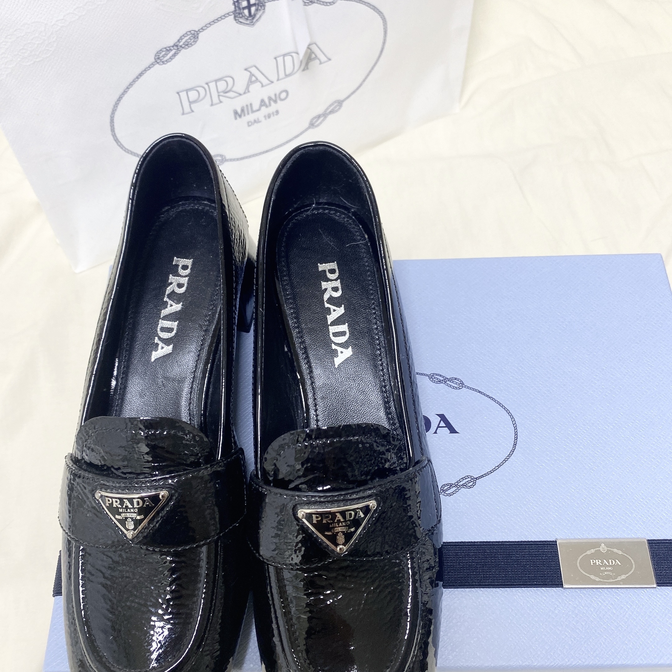 (W) Prada Patent Leather Loafers Black 착용 스타일 - 4