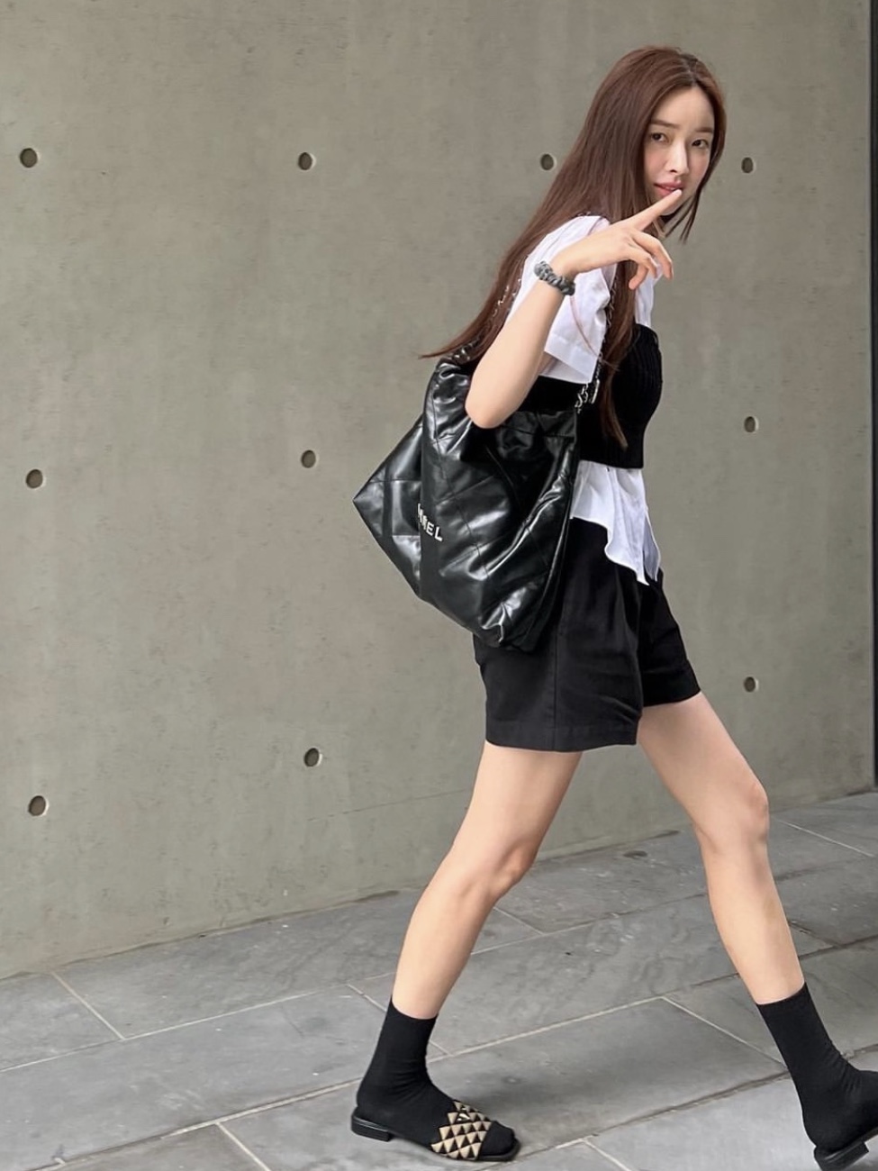 Chanel 22 Medium Handbag Shiny Calfskin & Gold Black 착용 스타일