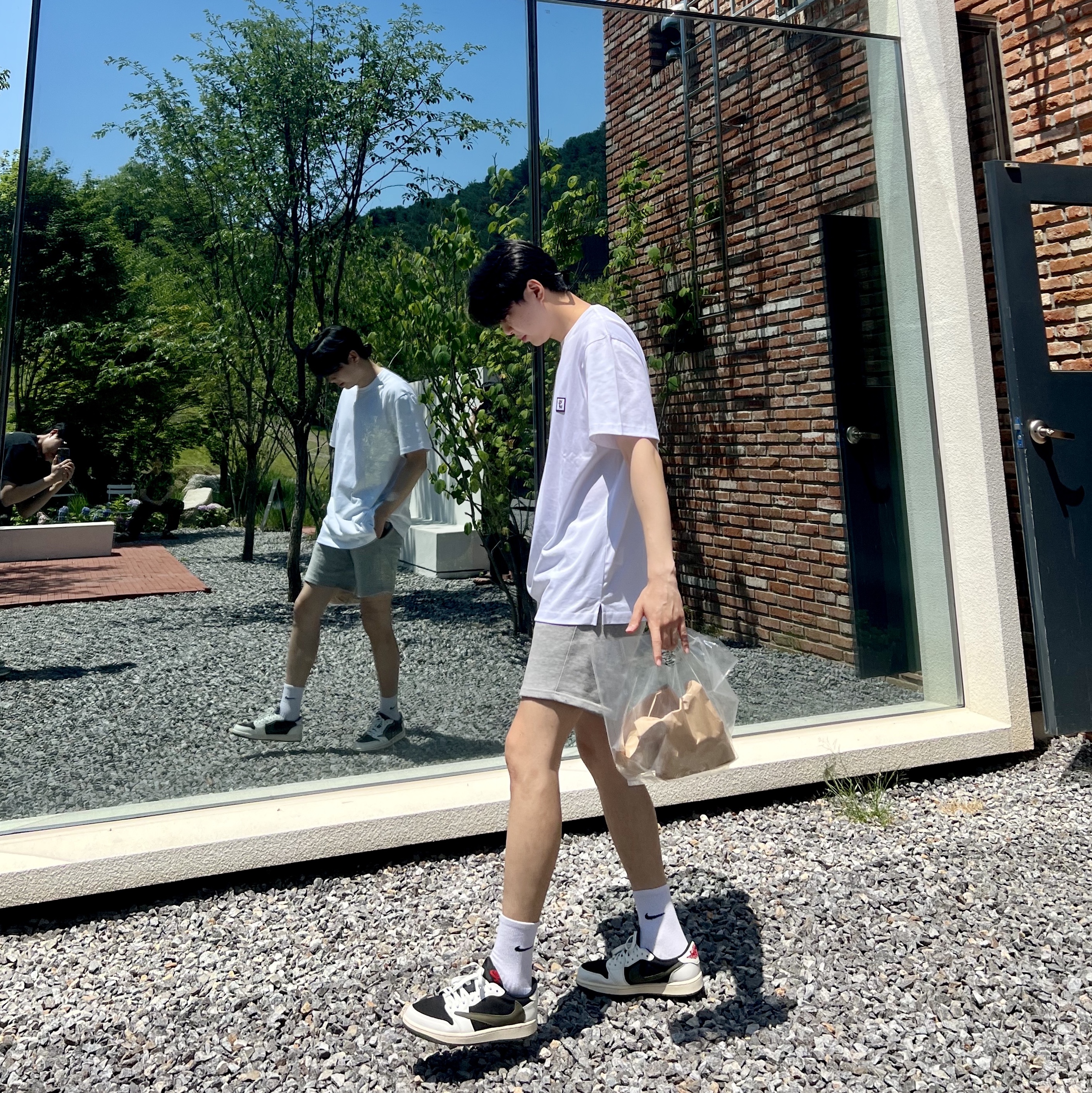 (W) Jordan 1 x Travis Scott Retro Low OG SP Medium Olive, Wooyoungmi Cotton Back Logo T-shirt White - 23SS 착용 스타일