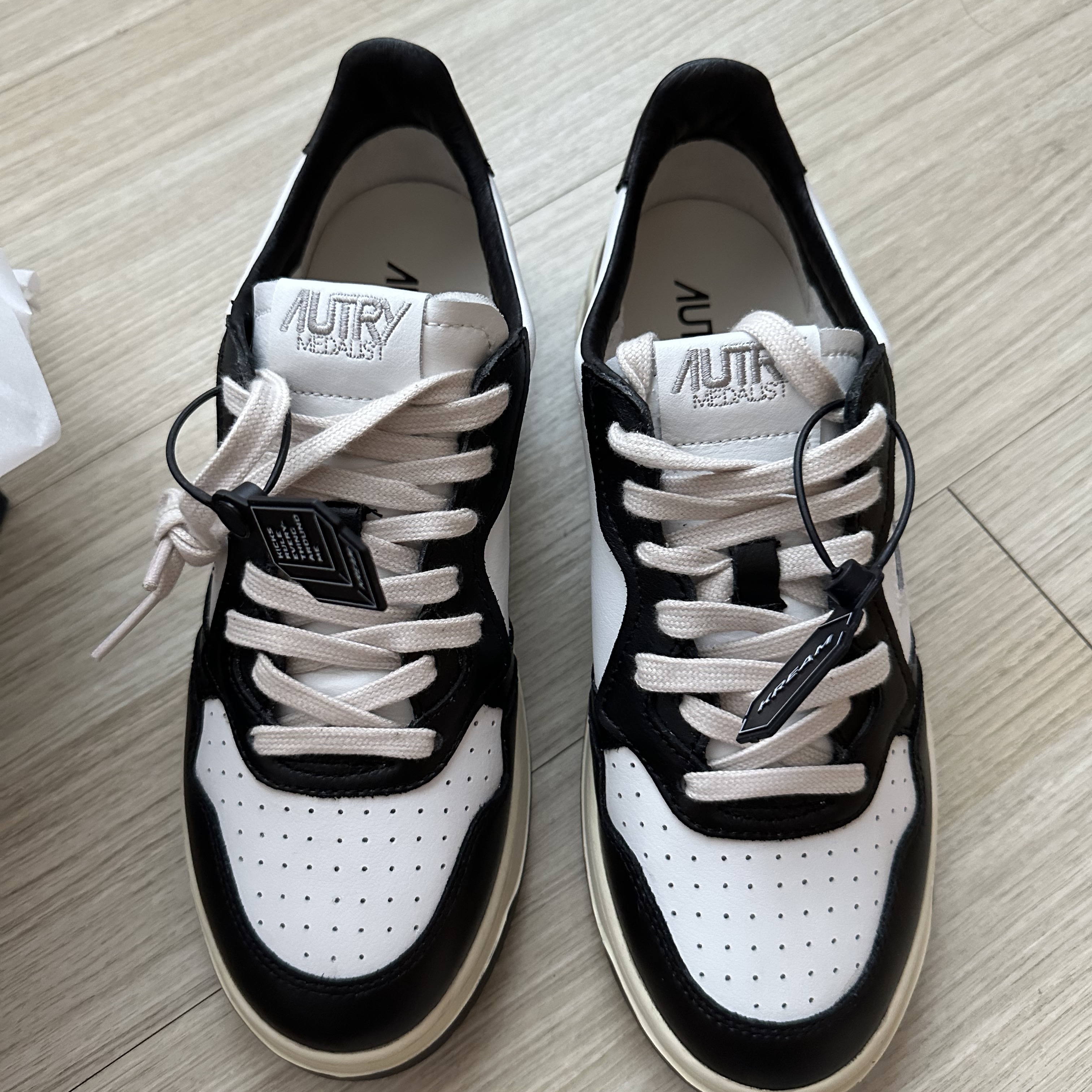 Autry Medalist Low Leather Sneakers Black White 착용 스타일 - 4