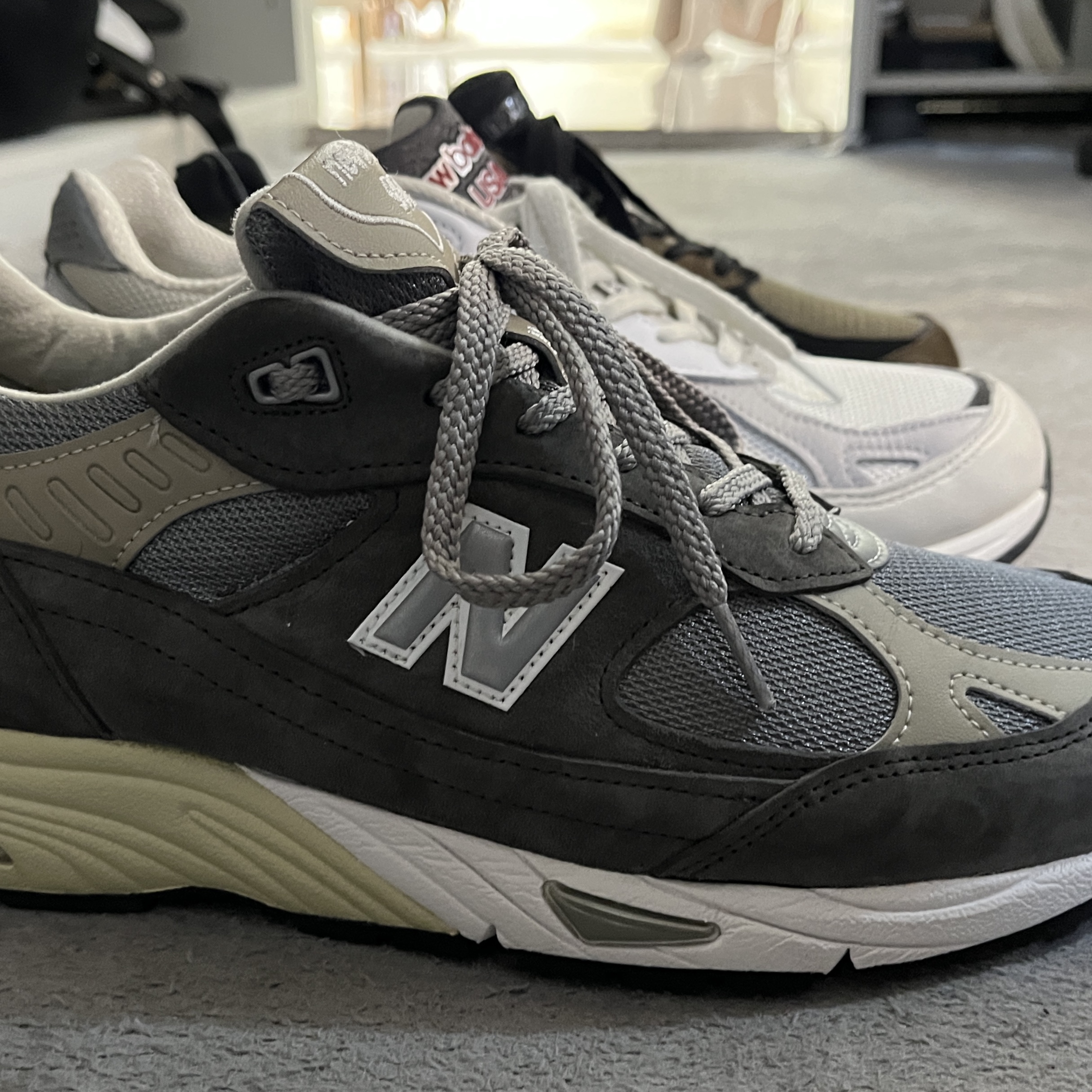 New Balance 991 Made in UK 40th Anniversary Grey, New Balance x JJJJound 990v3 Brown Black 착용 스타일 - 1