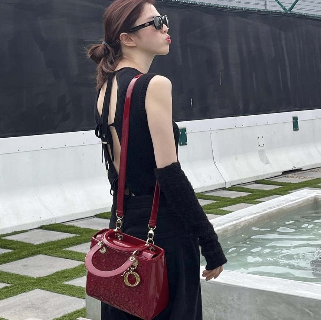 Dior Medium Lady Bag Patent Cannage Calfskin Cherry Red Pale Gold 착용 스타일 - 1