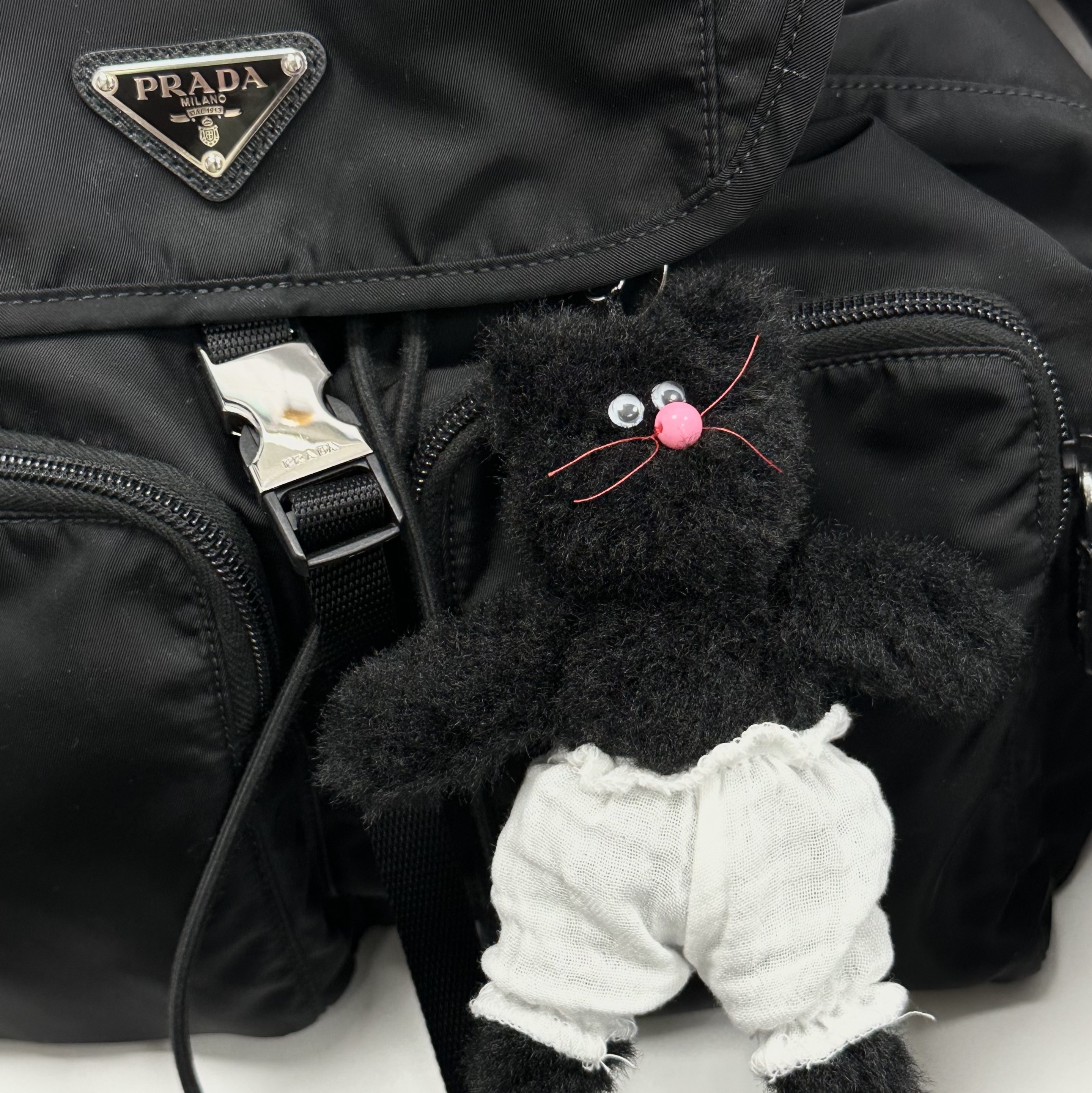[KREAM 단독] Monamhee Beulpingi Keyring with White Pants Black 착용 스타일 - 1