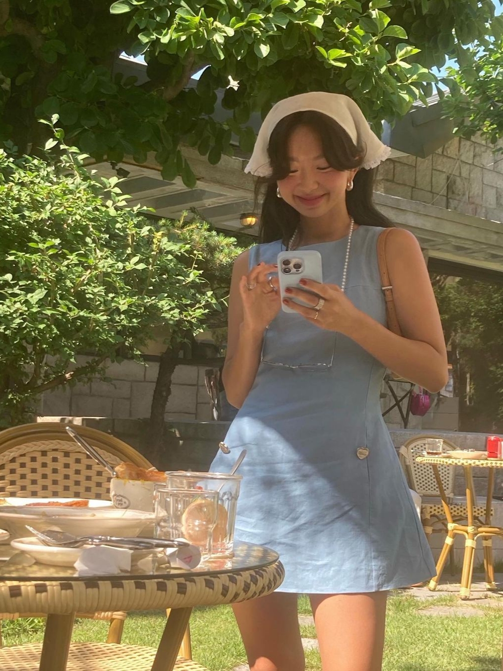 [KREAM 단독] STU Women Buttoned Linen Dress Sky Blue 착용 스타일 - 1