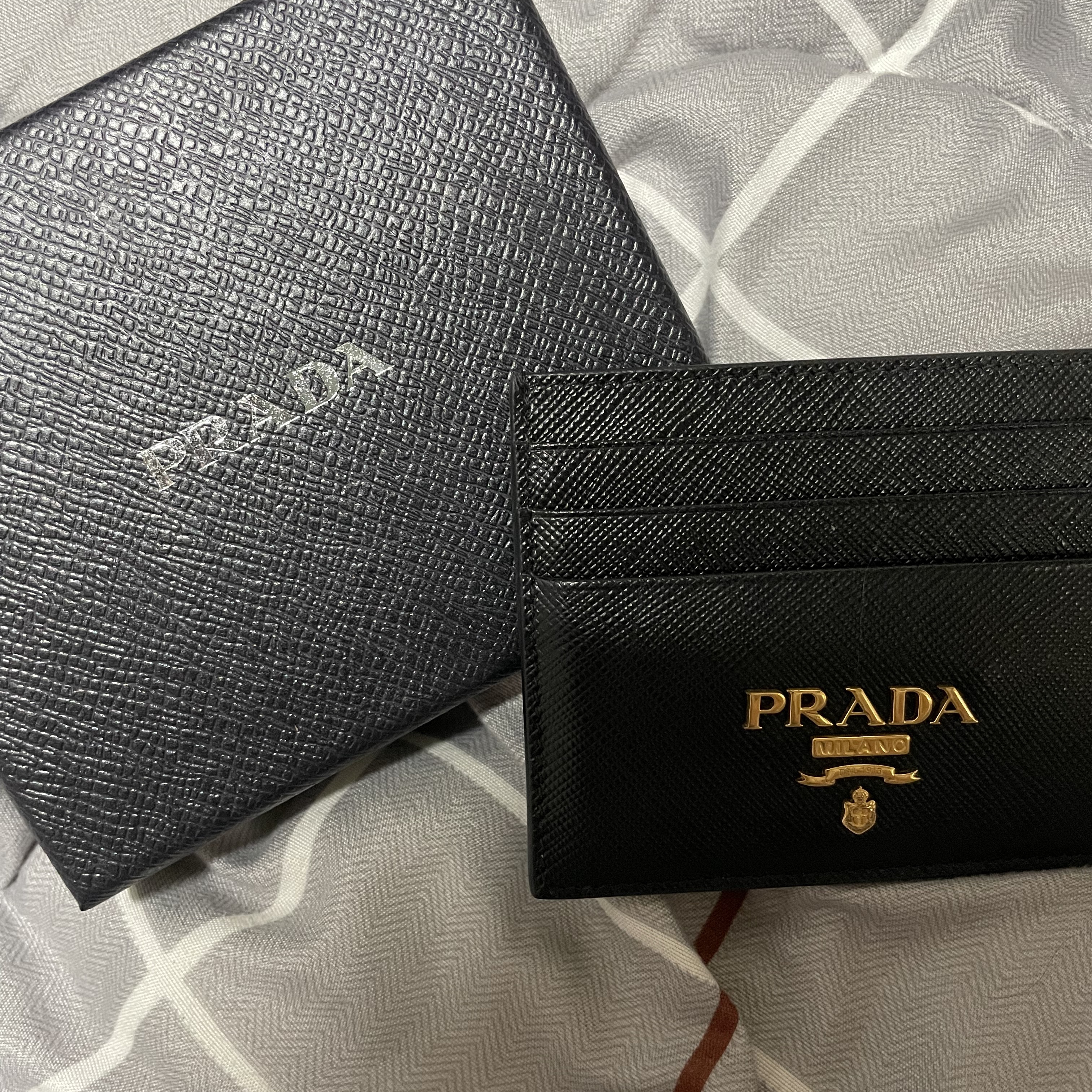 Prada Saffiano Leather Card Holder Black 착용 스타일