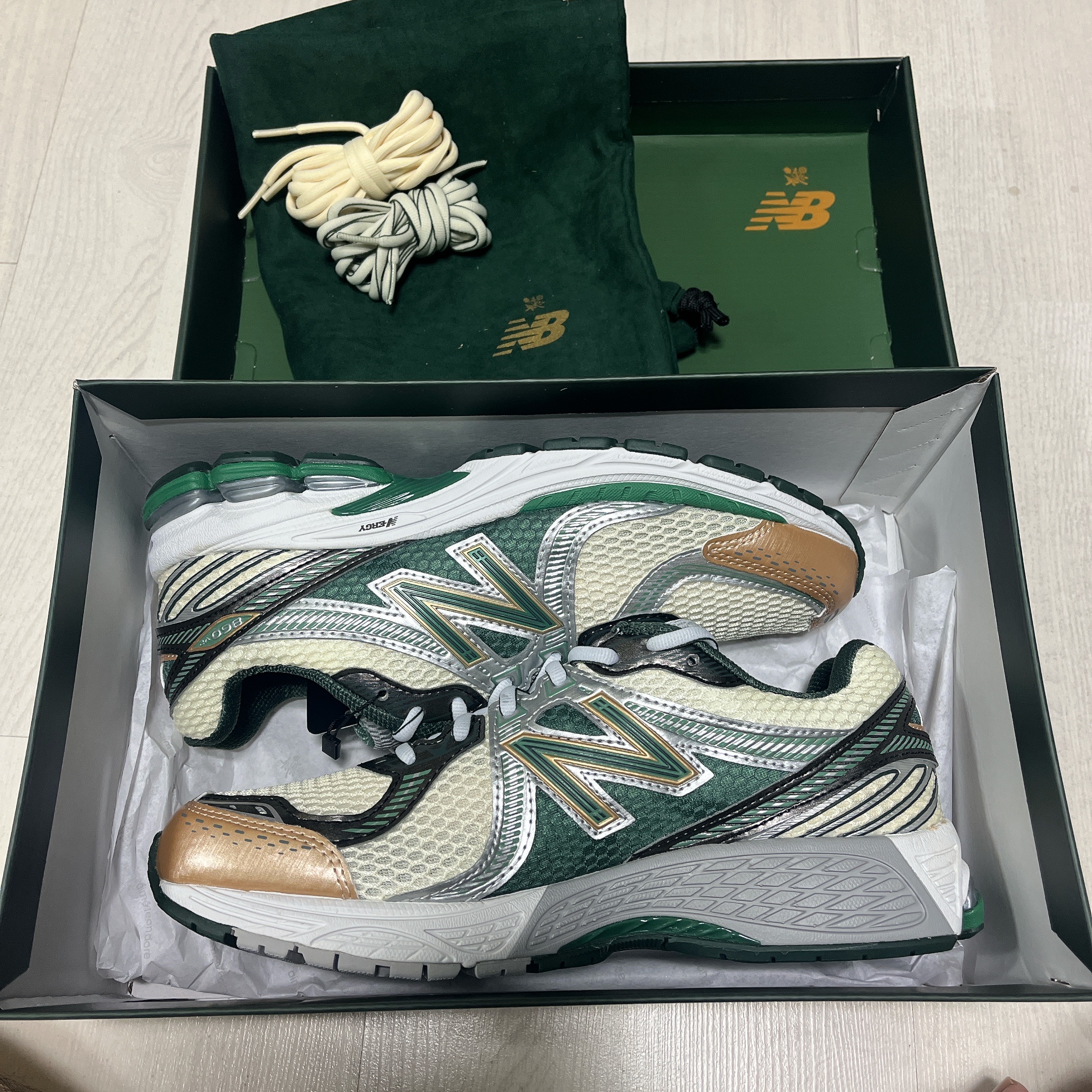 New Balance x Aime Leon Dore 860v2 Green, IAB Studio T-Shirt White Light Green 착용 스타일 - 1