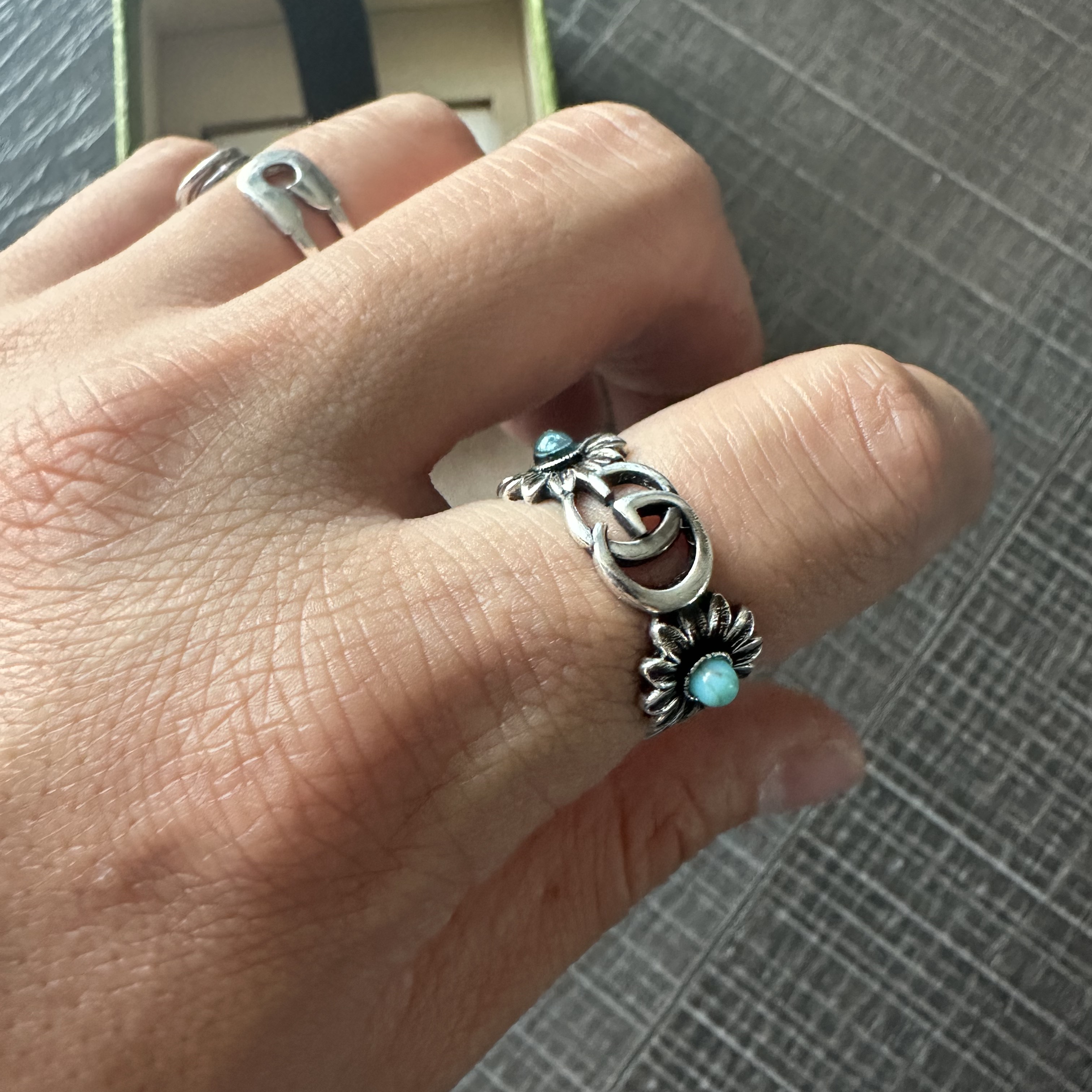 Gucci Double G Mother of Pearl Ring Silver 착용 스타일