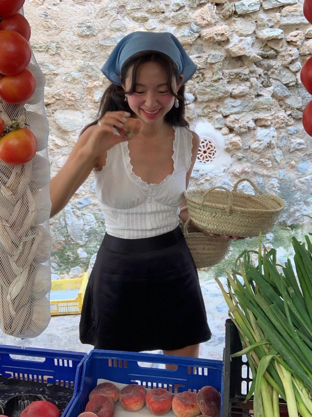 [KREAM 단독] STU Women Linen Head-kerchief Sky Blue 착용 스타일 - 1