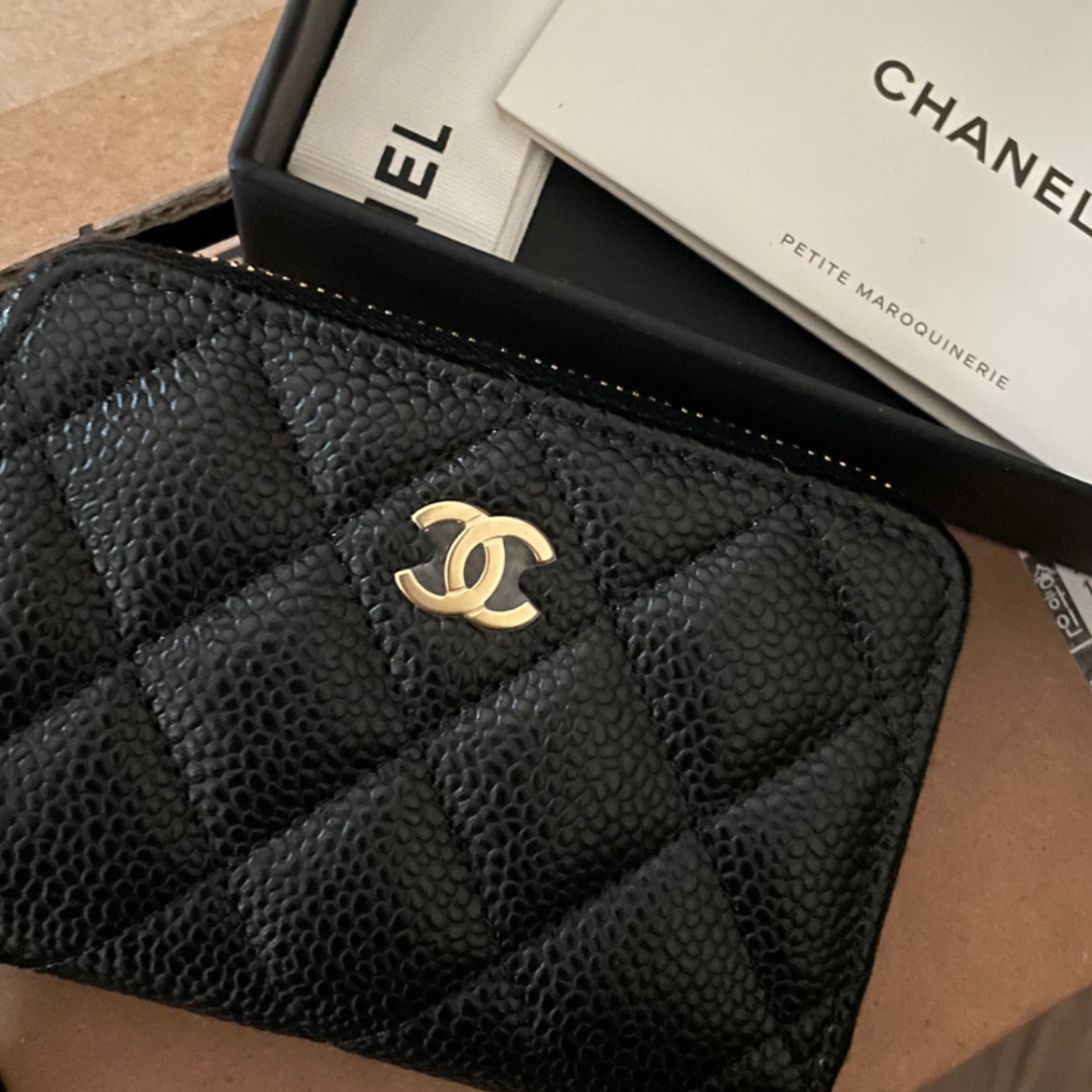 Chanel Classic Zipped Coin Purse Grained Calfskin & Gold Black 착용 스타일 - 1