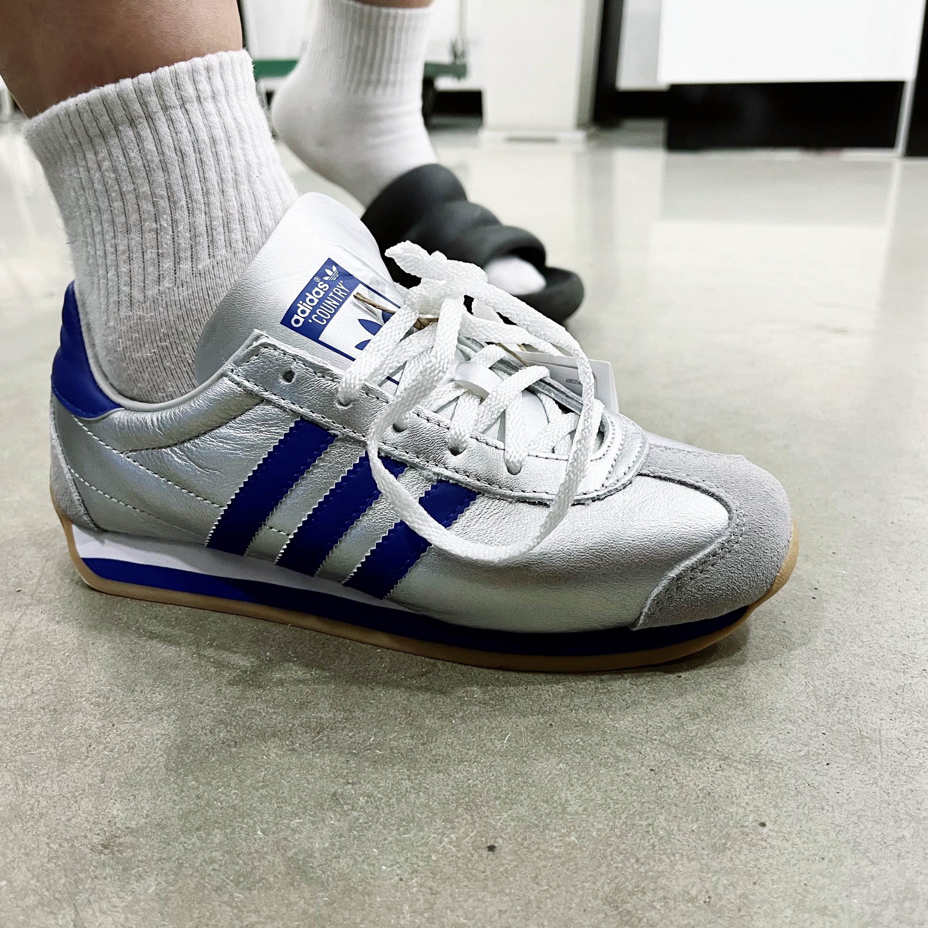 Adidas Country OG Matte Silver Bright Blue 착용 스타일 - 3