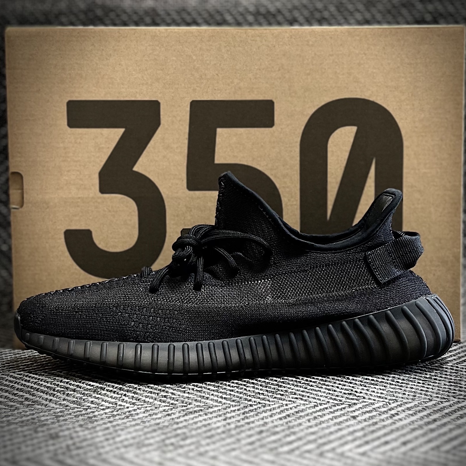 Adidas Yeezy Boost 350 V2 Onyx 착용 스타일 - 1