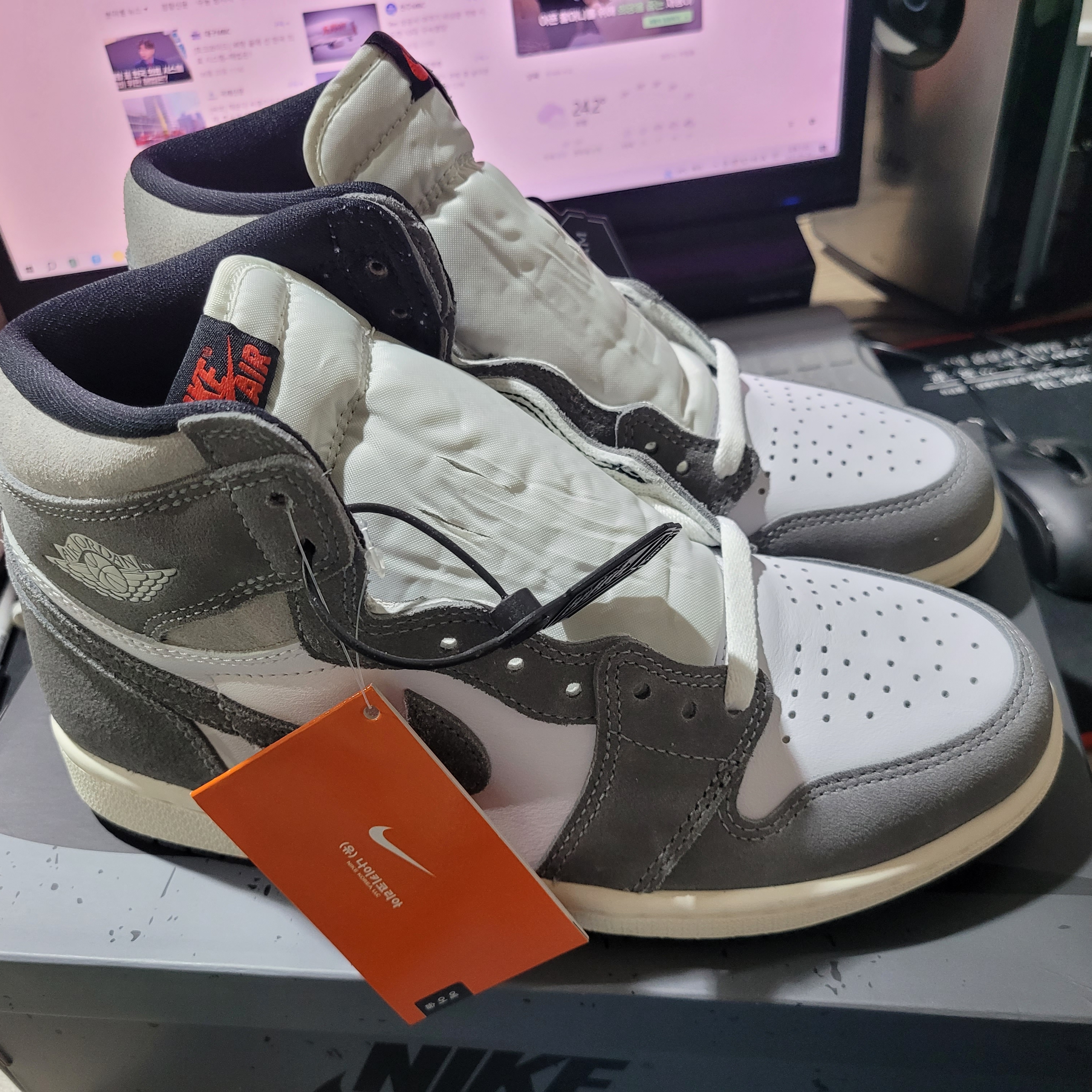 Jordan 1 Retro High OG Black and Smoke Grey 착용 스타일 - 2