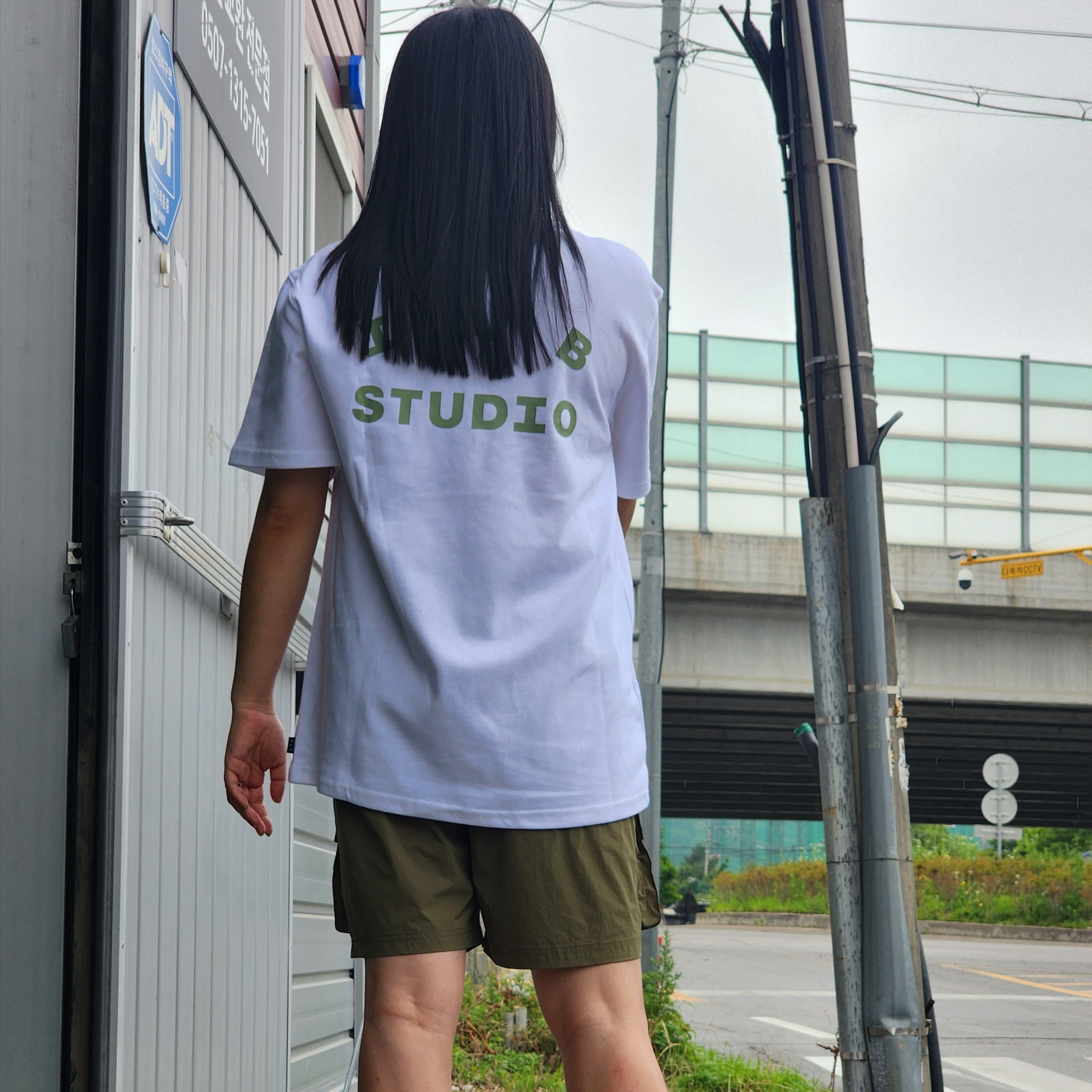 IAB Studio T-Shirt White Light Green 착용 스타일 - 1