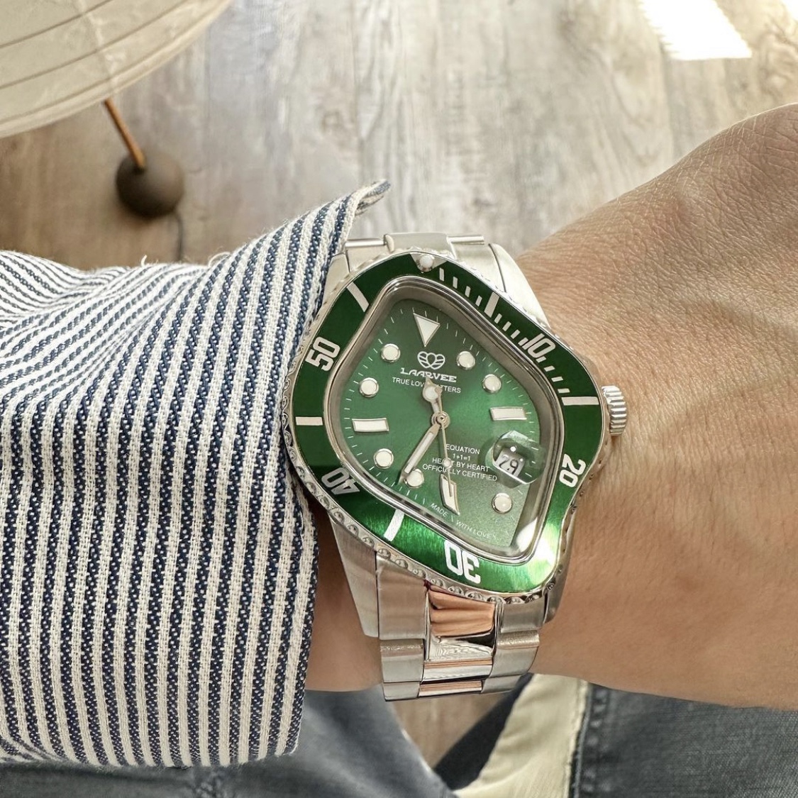 Laarvee PEA001 Silver Precision Steel Green Bezel Green Dial 착용 스타일