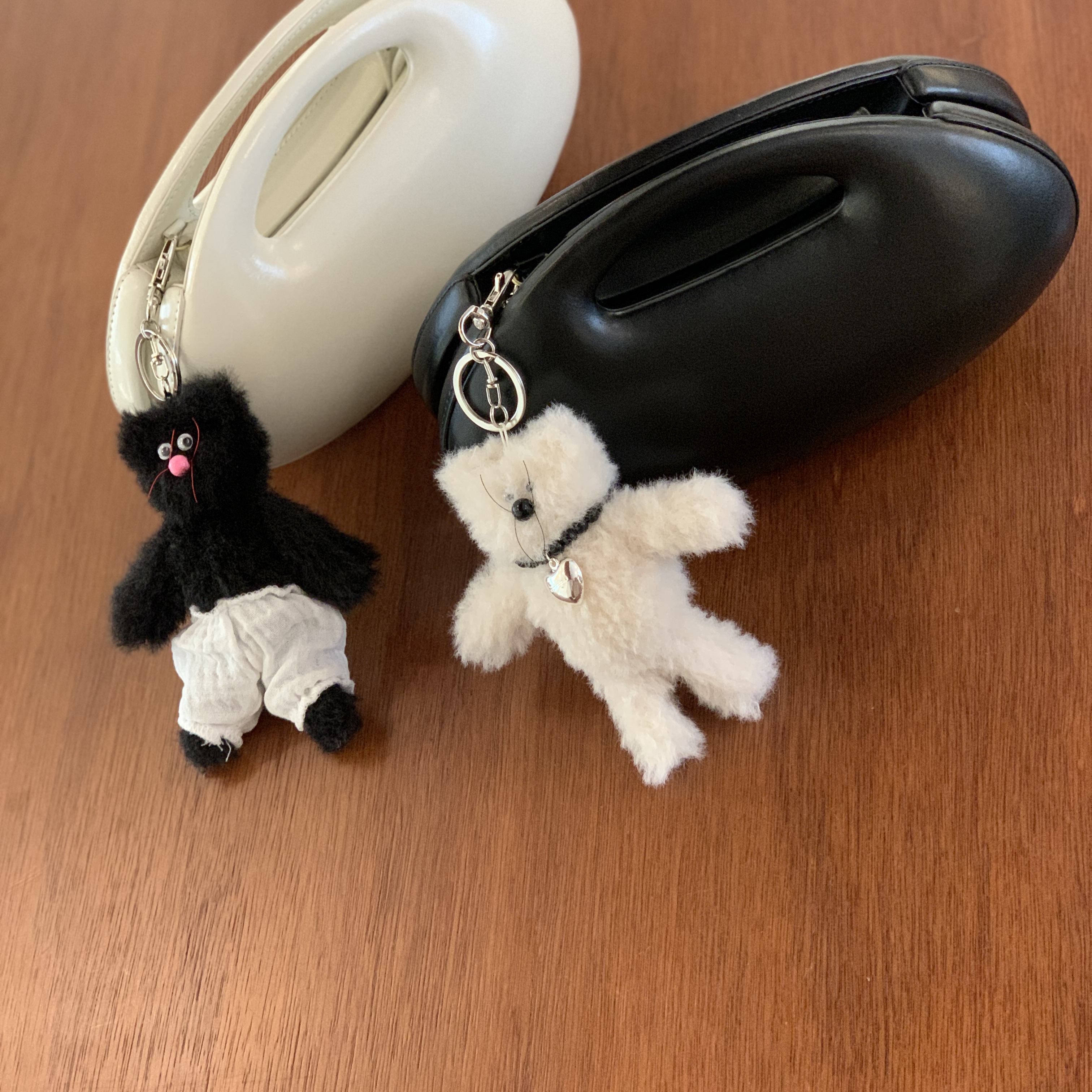 [KREAM 단독] Monamhee Beulpingi Keyring with White Pants Black 착용 스타일 - 4