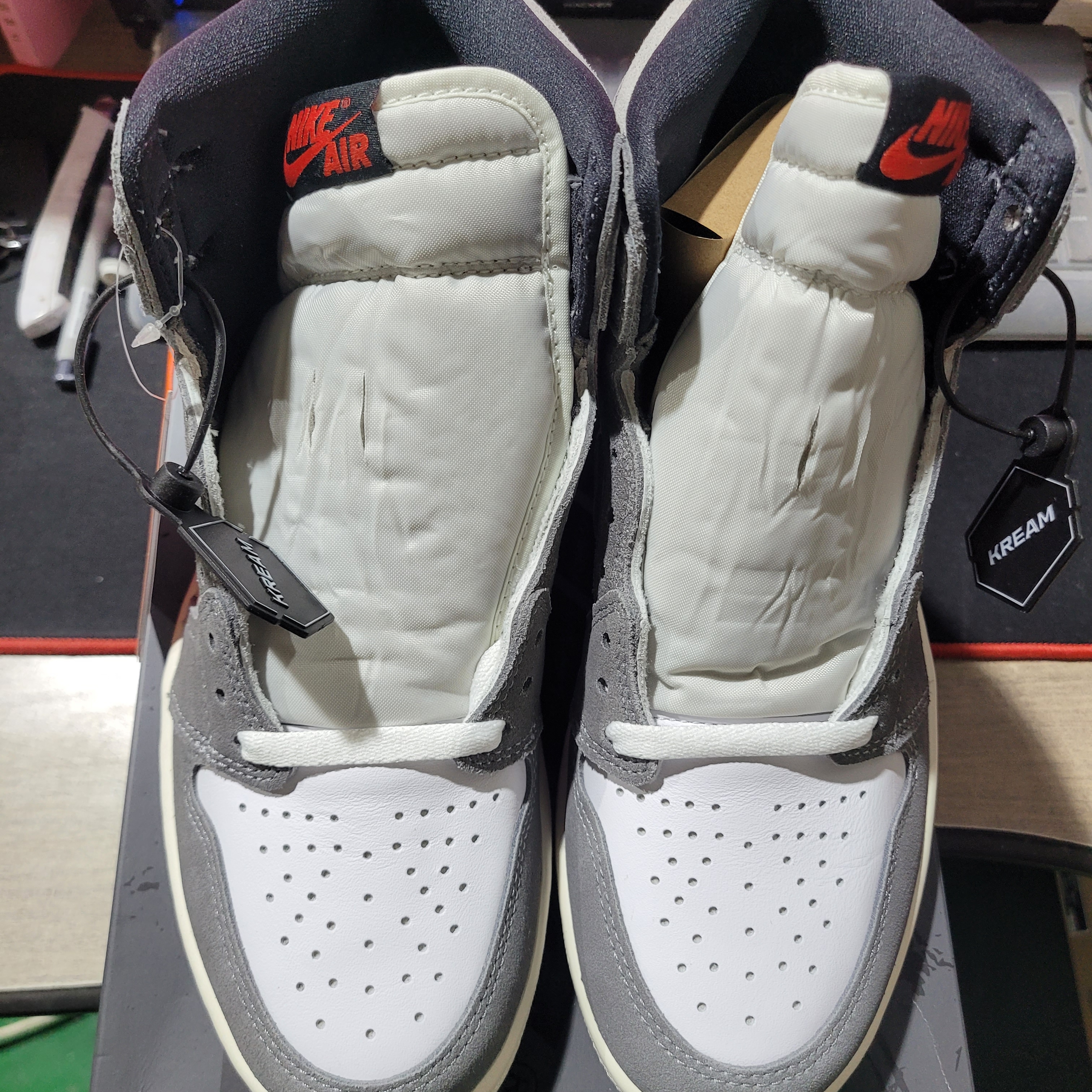 Jordan 1 Retro High OG Black and Smoke Grey 착용 스타일 - 1