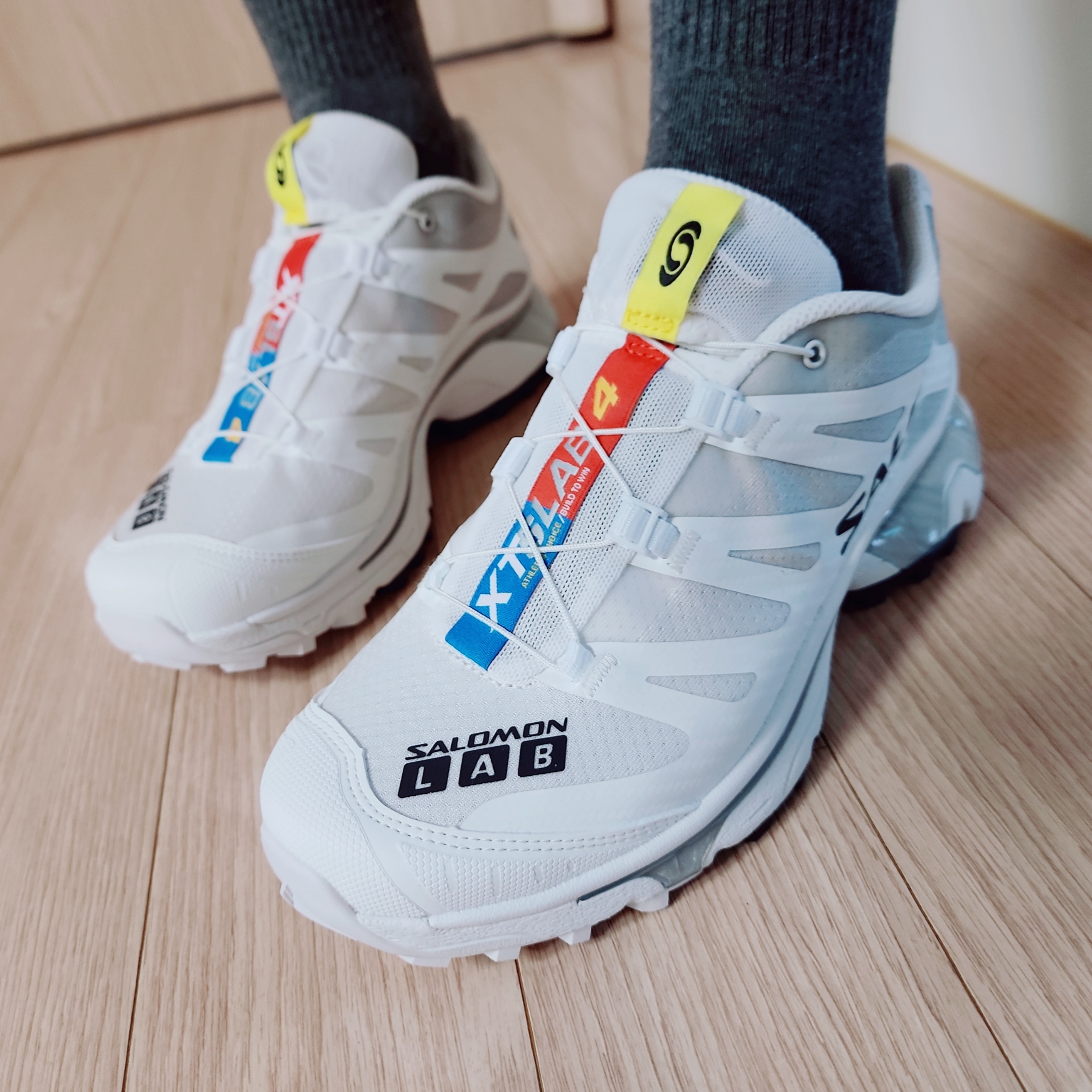 Salomon XT-4 White Lunar Rock 착용 스타일 - 2